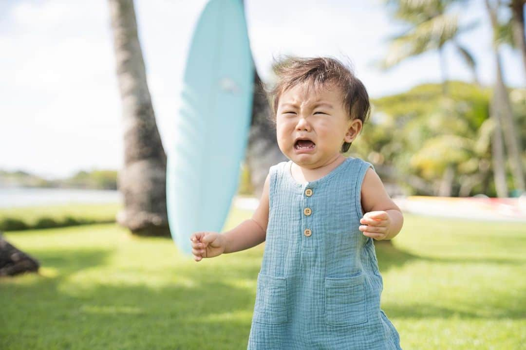 間瀬ゆきのインスタグラム：「もうすぐ1歳4ヶ月  1歳を過ぎたあたりから だいぶ自我が出てきたのか グズったりすること増えてきて  ここ最近、急にものすごく泣く子になった😭  レストランもダメ🙅 おうちでもママがそばにいないとダメ🙅  カーシートも乗りたくないと泣くし たまに抱っこも嫌な時もある  これまで全くといっていいほど無かった夜泣きも たまーにだけどするようになったり  甘えん坊な姿は本当にかわいくてたまらないけど ずーーっと泣かれると 母さんも疲れちゃうよねー🥺  よーし、とことん泣きにつきあったるぜー！！ って思える時はいいけど  もうげんかーい😭😭😭って なっちゃう時もあるし  最近は、母さんが自分のご飯食べる時だけ TVを解禁しました🥺 2歳までは見せないつもりだったけど もう無理でした👻 ちなみに見せてるのは #おかあさんといっしょ   みんなどうやって乗り越えてるんだろー🤔  すごい泣くから 友達と外で会うのも怖くなり 家でひきこもってしまう😑  もともとママ友も少ないし どんどん世間から取り残されていく気分🥺  誰とも話さない日ばっかり。  でも、泣いてる顔もかわいいんだよなぁ❤  そう思えてる時点でまだ余裕かな😂  #ハワイ子育て #ハワイ育児 #ハワイ出産 #ハワイ移住 #子連れハワイ #生後16ヶ月 #生後15ヶ月 #1歳 #1歳3ヶ月 #1歳4ヶ月 #1歳男の子 #2019年8月生まれ #8月生まれ #男の子ママ #育児記録 #癇癪 #育児の悩み #産後ダイエット #baby #babyboy #hawaii #ハワイ」