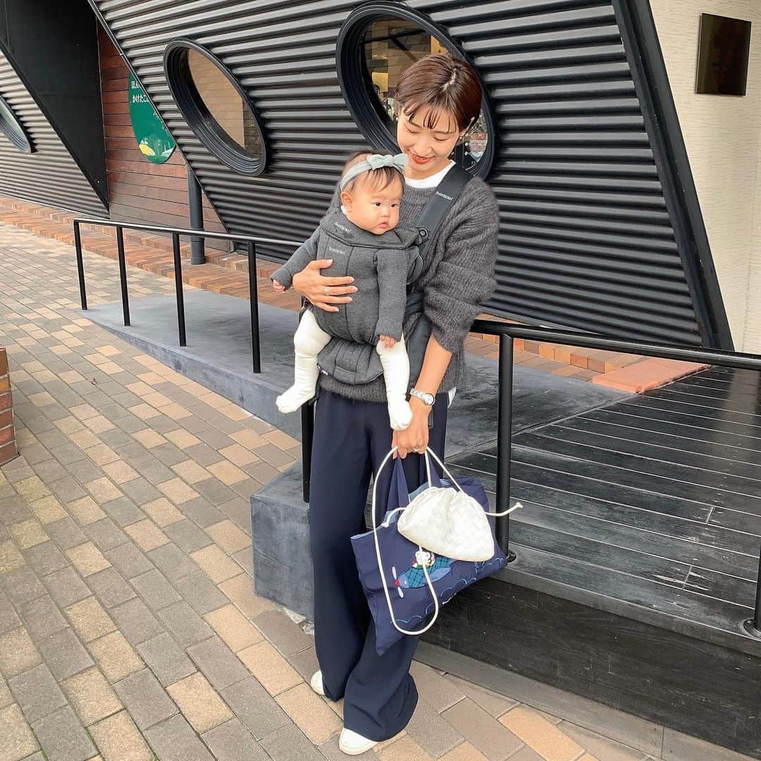 のインスタグラム：「新生児から12ヵ月まで使える @babybjorn の抱っこ紐 ・ 前向きにしたらめっちゃ喜ぶ♡ ・ ヨダレでびちゃびちゃになるけど洗濯機で洗えるので安心🙆🏻‍♀️♡ ・ ・ ・ #生後6ヶ月#babygirl#抱っこ紐#ベビービョルン#babybjorn#ad#ベビー用品」