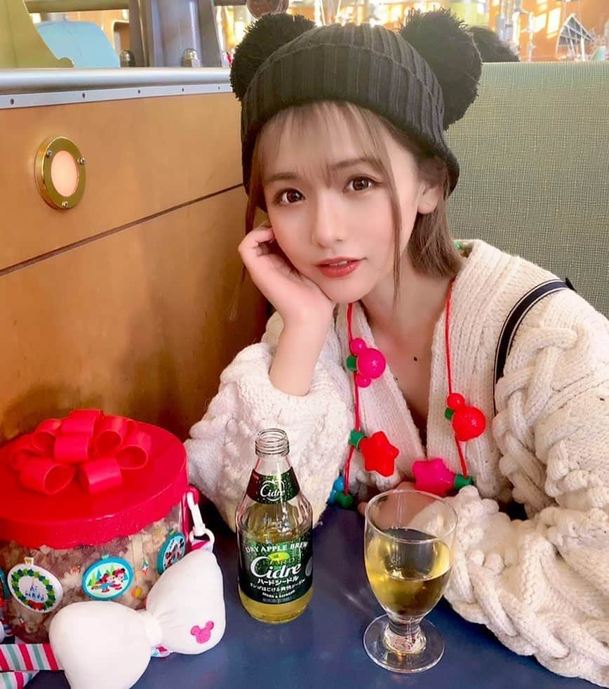 永瀬ゆいのインスタグラム：「ディズニー来ると食に走る🤪 #ディズニーシー #ディズニー #ビール」