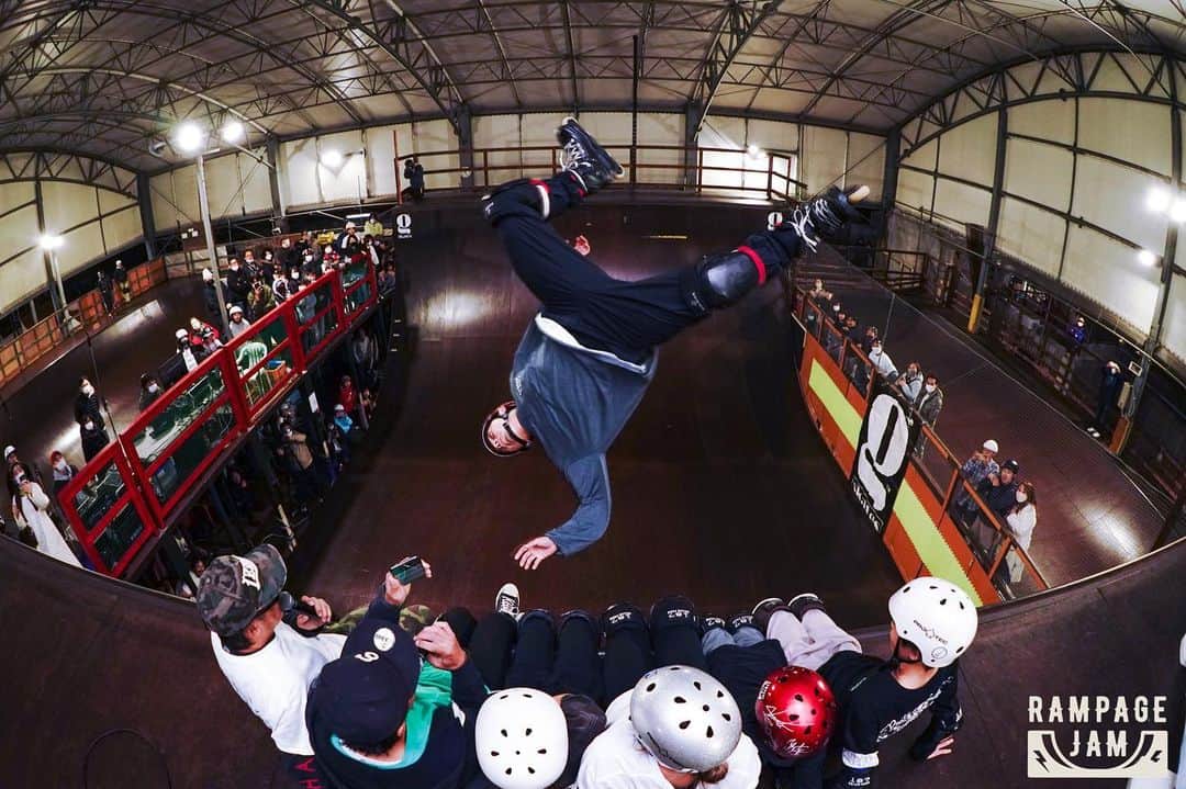 安床武士のインスタグラム：「“HIPHOP Invert” My favorite trick since I saw this trick from @cecirca1986 when I kid🔥 #DNA #connectinghistory  昔からある物を繋いでいく事も自分にとって大事な事！ 📷 @kubotafoto . @usdskates  @goodskates_inc  @canamonroad_japan  @lzbn_official  @papasu1048  #usdskates #usdaeon #aeon72 #rollerblading #inlineskate #rollerfreestyle #takeshiyasutoko #インラインスケート #ローラーブレード #安床武士」