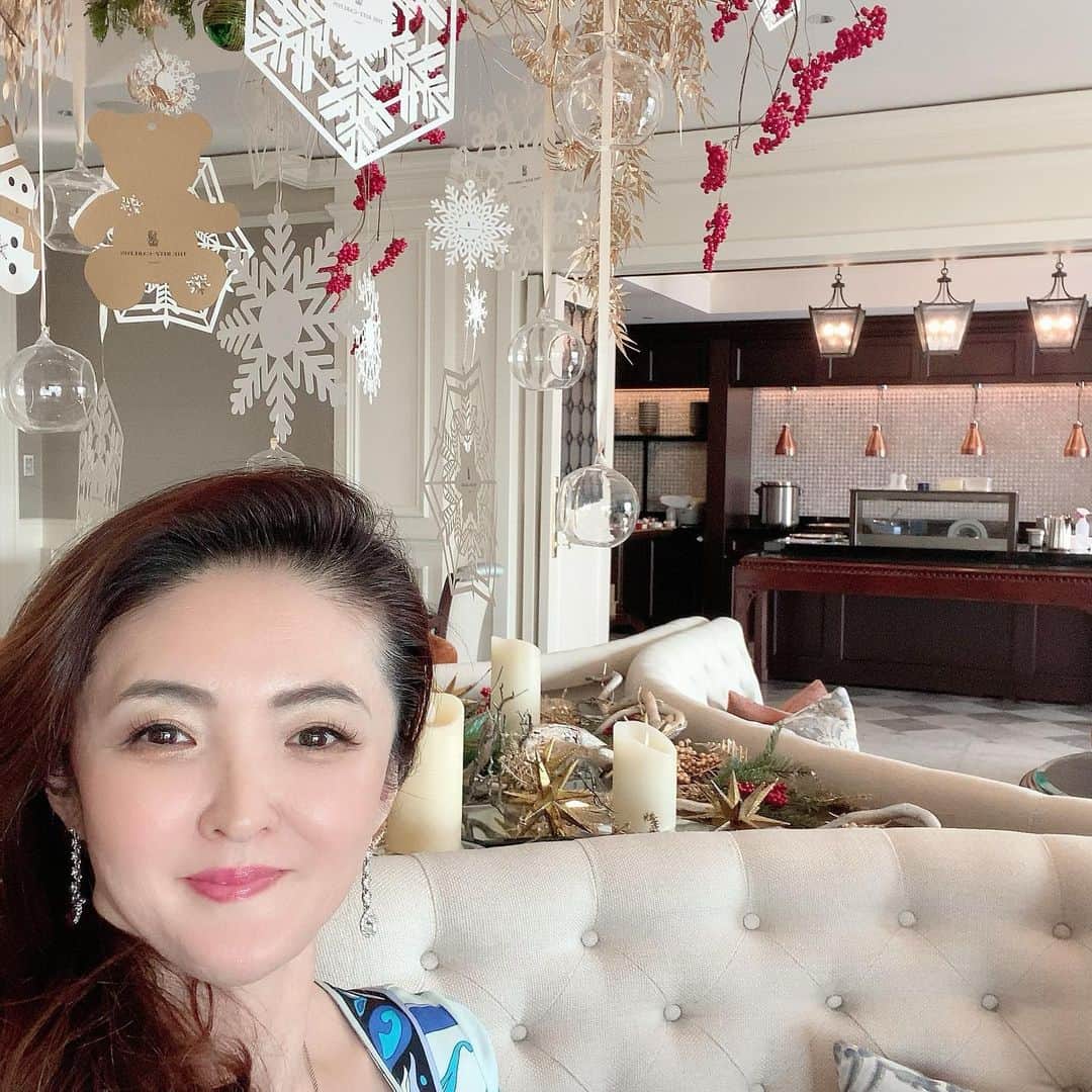 吉村玲香のインスタグラム：「☀️2020年のお誕生日を迎えました☀️  私のお誕生日は12月で 年末という事もあり 毎年、来年一年の行動指針を決めたり 叶えたいことなどを書き出す時間を 自分にプレゼントしています。  今年は 大好きなリッツ・カールトン大阪 クラブフロアに宿泊し とても美しい朝日を見ながら この投稿をしています。  ご承知の通り 大阪は今とても大変な時期で 今回の宿泊もギリギリまで迷いました。 　  車でホテル前まで行き どこにも寄らず お部屋とクラブラウンジにのみに 滞在するという事を自分に約束して 宿泊させていただいてます。 　 　  今日からの一年 私はどんな事をしていこうかと ずっと考えていました。  　 　 【得るは捨てるにあり】 　 　 この言葉が大好きで 自分の行動の一つの軸になっていると 思います。 　 　 　 おそらく来年2021年も 私たちが経験したことのないような 変化変革の年になろうかと思います。 　 　 変化の大きなうねりの波に飲み込まれずに 変化の波頭（波が盛り上がった先）を ポンポンと踏みながら 軽やかに生きていく事が 処世術になるでしょう。 　 　 ここで何よりも大切になってくるのは マインドだと思います。 　  人間の身体は魂の容れ物ですが 魂の意思と 身体が勝手に持ち始める自我との相違が 人々を苦しめます。  魂の意図と身体の意図が 見事に合致した時 人は凄まじいパワーを発揮します。  スポーツ選手などは ゾーンに入るとよく言いますが あの状態です。  空気の波風が立たず 大きな力を感じながらも とても静かでゆっくりと。 時の流れすら方向が変わる瞬間  波動の動きが止まっているかのような 「空（くう）」の状態に これから人がどれだけ入っていけるか  これが私たち地球人が 次のステージに変化（進化でなく変化） していくために 必要なスキルかと思います。 　 　 お金という三次元のものにとらわれて 副業や起業を勧めている方々も 多いと思います。 お金を稼がなくちゃと 不安にかられている方。 　 　　  お金はとても大事ですが 　  人として 自分が出す波動は 周りの方へのプレゼントだと考え なおかつブーメランの法則にのっとり やがて自分のもとに返ってくると 理解して 高い周波数で生き続ける事ができたなら 　  お金で買えるものは お金というものを介さなくても 手に入る時代になると思います。 　 　  マインドと思考を整えることで 自分史上最高の収益を得る人を 何度も見てきましたから これらをうまく取り扱える人が どんどん増えればいいと思います。 　 　  食べ物も 地球全体の食糧の量を考えれば 私たちは明らかに食べ過ぎで それを均等に割れば 地球人みなが幸せに生きれるようになる。 　 　 人の根幹を作る「教育」も、 今後は変わって行って然るべき。 量産型の人間を作る時代は そろそろ終わろうとしているから。 　 　  全てインターネットを少し叩けば 答えが出てきてしまうこの時代に 数学がたくさん解ける意味は？ 歴史を覚える意味は？ 　 　 これからは これらの叡智をどのように応用して 使いこなすのか？ このスキルが 人がつけるべき能力に なってくると思います。 　 　　 　 　 そして。 誰かが誰かを助け合う。 【相互扶助の時代】が、 もう一度 やってくるのではないかなと 思っています。 　  私が作ったコミュニティ 【お金に縛られない世界】は それぞれのスキルの交換で お金の流通なく 互いをハッピーにしていく ムーブメントです。  　  地球人がより豊かに生きるステージへと 次元上昇する大きな変革期に 私たちはいます。  この時期、 この地球に存在していることは ただの偶然ではなく みな、魂がそれを経験しに 今世を選んで地球に生きている。 　 　 すごくすごく、いとおかし。 　 　  【得るは捨てるにあり】  　 これからの一年 私はこれまで自分のしてきたことを 完全に削ぎ落とし研ぎ澄まして 　 　  マインドの持ち方 そして 引き寄せなんてぬるいと思うほどに 細部までリアルに夢を再現する方法を お伝えすることに 一点集中 フォーカスしていこうと思います。 　 　  常に 自分の最高値で勝負して 【ハイパフォーマンスONLY】の精神で 皆さんの期待以上のものを 提供できる私で これからもお仕事をしていきます。 　 　 　 【得るは捨てるにあり】  捨てるものは これまでお教えしてきた SNS集客メニュー  得るものはまだ分かりませんが きっと素晴らしい事が 現れてくると思っています。  これは本質。 原理原則ですから♡ 　 　 ではでは、皆さま。 本日もきらめく1日をお過ごしください✨ 　 　 #お誕生日  #誕生日 #happybirthday  #ホテルステイ #ラグジュアリーホテル  #リッツカールトン大阪  #クラブフロア #クラブフロアラウンジ #誕生日の決意 #得るは捨てるにあり」