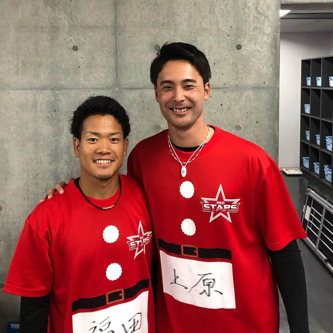 上原健太のインスタグラム：「今日はファンフェスでした！ 観に来ていただいた方、オンラインで見ていただいた方ありがとうございました！  デュエットを組んだ福田と撮りました！ 途中声裏返った。。それだけが心残りです。笑  #ファイターズ#ファンフェス#カラオケ#福田俊#上原健太 #exile」