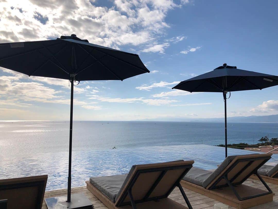 RENA さんのインスタグラム写真 - (RENA Instagram)「Happy Sunday🌊🎄 ． 深呼吸✨ 地球に感謝☺︎ ． 2020も残すところあと少し。 挑戦したい事が3つほどあってまだ手がつけられてないので2021年は3つとも叶えたいな❤︎ ． とにかく良い週末でした;) ． ． #hotelstay #weekend #spa #oceanview #pool #nature #海のある生活 #週末 #オトナ女子 #スパ #お気に入りの場所 #深呼吸」12月6日 17時41分 - rena_flare