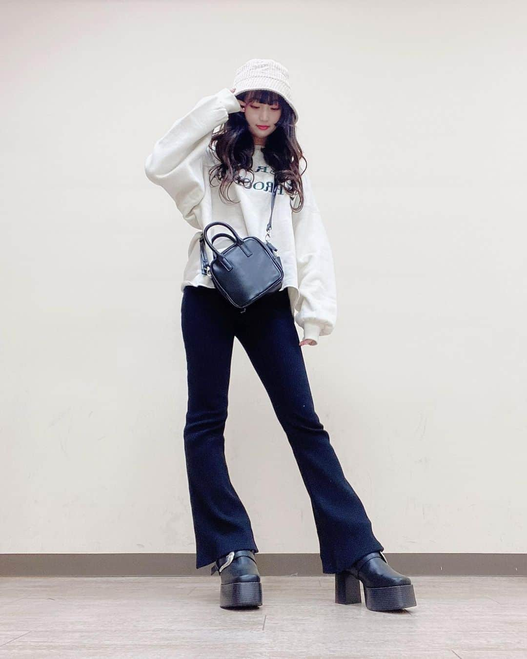 星野麻里愛さんのインスタグラム写真 - (星野麻里愛Instagram)「wego staff style♡  脚長く見えるコーデ♡  #wego#wego大須店  #ウィゴー#うぃごー #バケハ#バケットハット」12月6日 17時44分 - maria.pink28