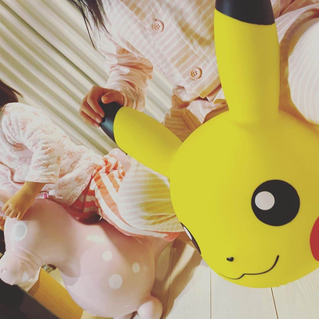 中華首藤さんのインスタグラム写真 - (中華首藤Instagram)「✨  JAM(@jamcorp0314 )から ついにやってきた！ #ポケットモンスター  #ポケモン #ピカチュウ  #ポケモンエアー  #ポケモンエアーピカチュウ  #pokémon  #pokemonair  #pikachu  #乗用トイ  #乗用玩具  #室内玩具  #おうちであそぼう  #rody と並走できます #大人ものれます  #ポケスタグラム  #ピカスタグラム  #ピカマニ  #ポケモン好きと繋がりたい  #ピカチュウ好きな人と繋がりたい  #人気 #クリスマスプレゼントにオススメ  詳しくはジャム公式ストア jamcorp.jp  よりチェック🔎  #熊本県 #大分県 #中九州タレント #ローカルタレント  #中華首藤」12月6日 17時44分 - chuuka_shutou
