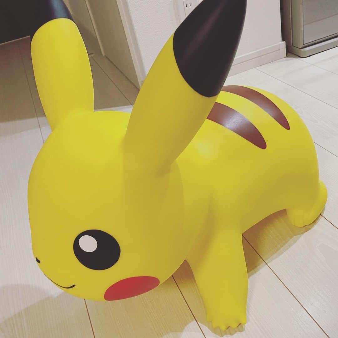 中華首藤さんのインスタグラム写真 - (中華首藤Instagram)「✨  JAM(@jamcorp0314 )から ついにやってきた！ #ポケットモンスター  #ポケモン #ピカチュウ  #ポケモンエアー  #ポケモンエアーピカチュウ  #pokémon  #pokemonair  #pikachu  #乗用トイ  #乗用玩具  #室内玩具  #おうちであそぼう  #rody と並走できます #大人ものれます  #ポケスタグラム  #ピカスタグラム  #ピカマニ  #ポケモン好きと繋がりたい  #ピカチュウ好きな人と繋がりたい  #人気 #クリスマスプレゼントにオススメ  詳しくはジャム公式ストア jamcorp.jp  よりチェック🔎  #熊本県 #大分県 #中九州タレント #ローカルタレント  #中華首藤」12月6日 17時44分 - chuuka_shutou