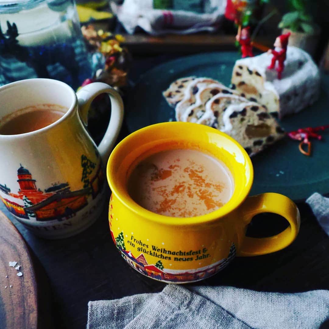 Michiko Maedaさんのインスタグラム写真 - (Michiko MaedaInstagram)「カルディのミニシュトーレンを食べてみた😋💕 一緒に買った限定マグには熱々黒糖マサラチャイ☕🍂  (黒糖マサラチャイ) 鍋に水250mlと大さじ1の紅茶葉、しょうがスライス2枚と砕いたシナモンスティック、好みのスパイス(オールスパイスがおすすめ)を加え火にかける。沸騰したら弱火にして2分煮たら、牛乳250mlと黒糖を好きなだけいれ混ぜながら煮ていく。沸騰したら火を止め、茶漉しで濾したら出来上がり❤  #カルディシュトーレン#カルディ #シュトーレン#ミニシュトーレン #限定マグ 今年はホワイト💕 #黒糖マサラチャイ#黒糖チャイ #チャイ#身体の芯から温まる 10枚目は夫と子供たちから貰った #誕生日プレゼント#CHUMS レトロで可愛い#セーター 💕 #レシピは後程ブログにて #IGersJP#IGersjp#IGersj#クッキングラム#デリスタグラマー#おうちごはんlover#コッタ #lin_stagrammer#kurashiru#クッキングラム#クッキングラムアンバサダー#クオカ#エルグルメ#フーディーテーブル#おうちごはんlover#おうちごはん革命#おうちカフェ#たらふくびより」12月6日 17時44分 - shana.mama