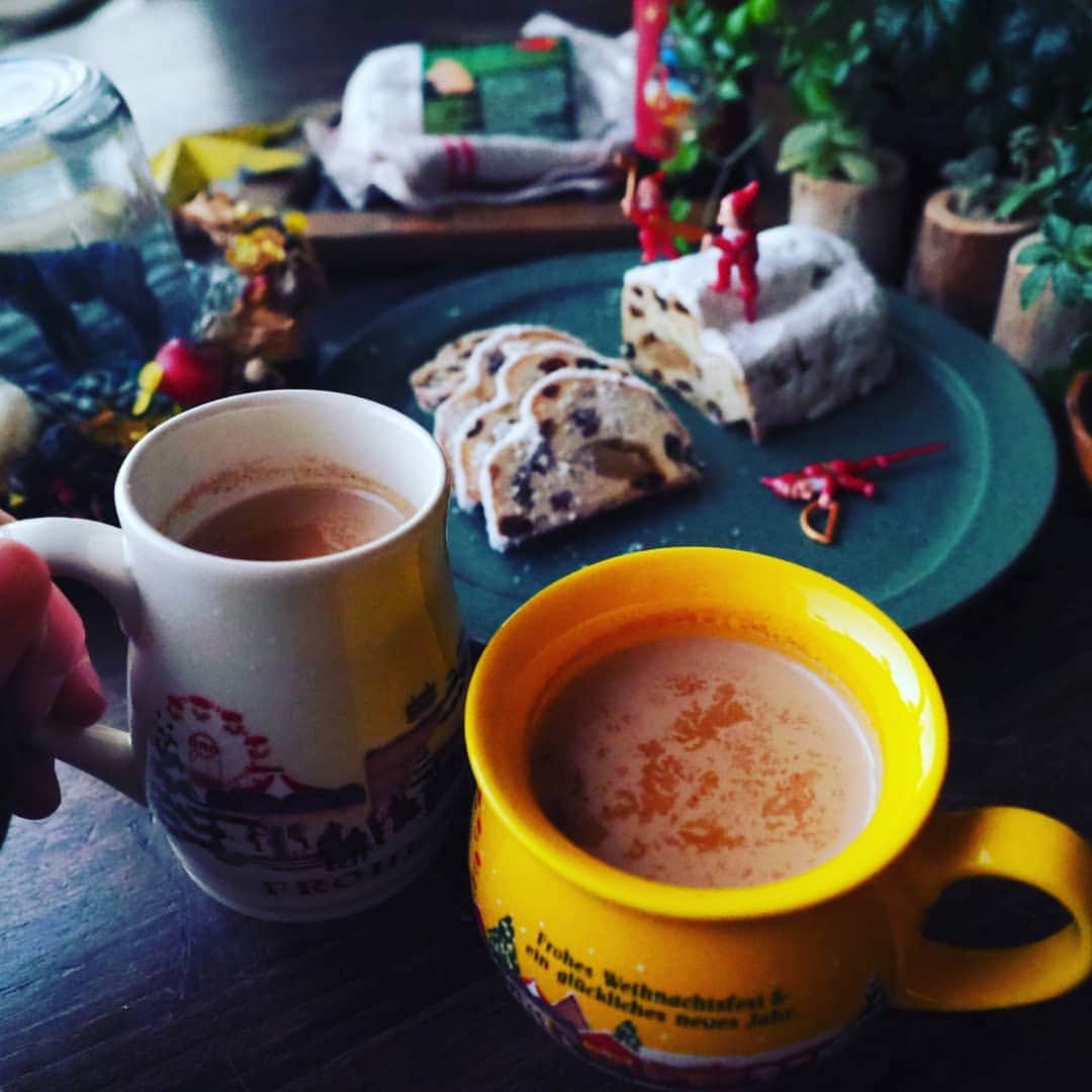 Michiko Maedaさんのインスタグラム写真 - (Michiko MaedaInstagram)「カルディのミニシュトーレンを食べてみた😋💕 一緒に買った限定マグには熱々黒糖マサラチャイ☕🍂  (黒糖マサラチャイ) 鍋に水250mlと大さじ1の紅茶葉、しょうがスライス2枚と砕いたシナモンスティック、好みのスパイス(オールスパイスがおすすめ)を加え火にかける。沸騰したら弱火にして2分煮たら、牛乳250mlと黒糖を好きなだけいれ混ぜながら煮ていく。沸騰したら火を止め、茶漉しで濾したら出来上がり❤  #カルディシュトーレン#カルディ #シュトーレン#ミニシュトーレン #限定マグ 今年はホワイト💕 #黒糖マサラチャイ#黒糖チャイ #チャイ#身体の芯から温まる 10枚目は夫と子供たちから貰った #誕生日プレゼント#CHUMS レトロで可愛い#セーター 💕 #レシピは後程ブログにて #IGersJP#IGersjp#IGersj#クッキングラム#デリスタグラマー#おうちごはんlover#コッタ #lin_stagrammer#kurashiru#クッキングラム#クッキングラムアンバサダー#クオカ#エルグルメ#フーディーテーブル#おうちごはんlover#おうちごはん革命#おうちカフェ#たらふくびより」12月6日 17時44分 - shana.mama