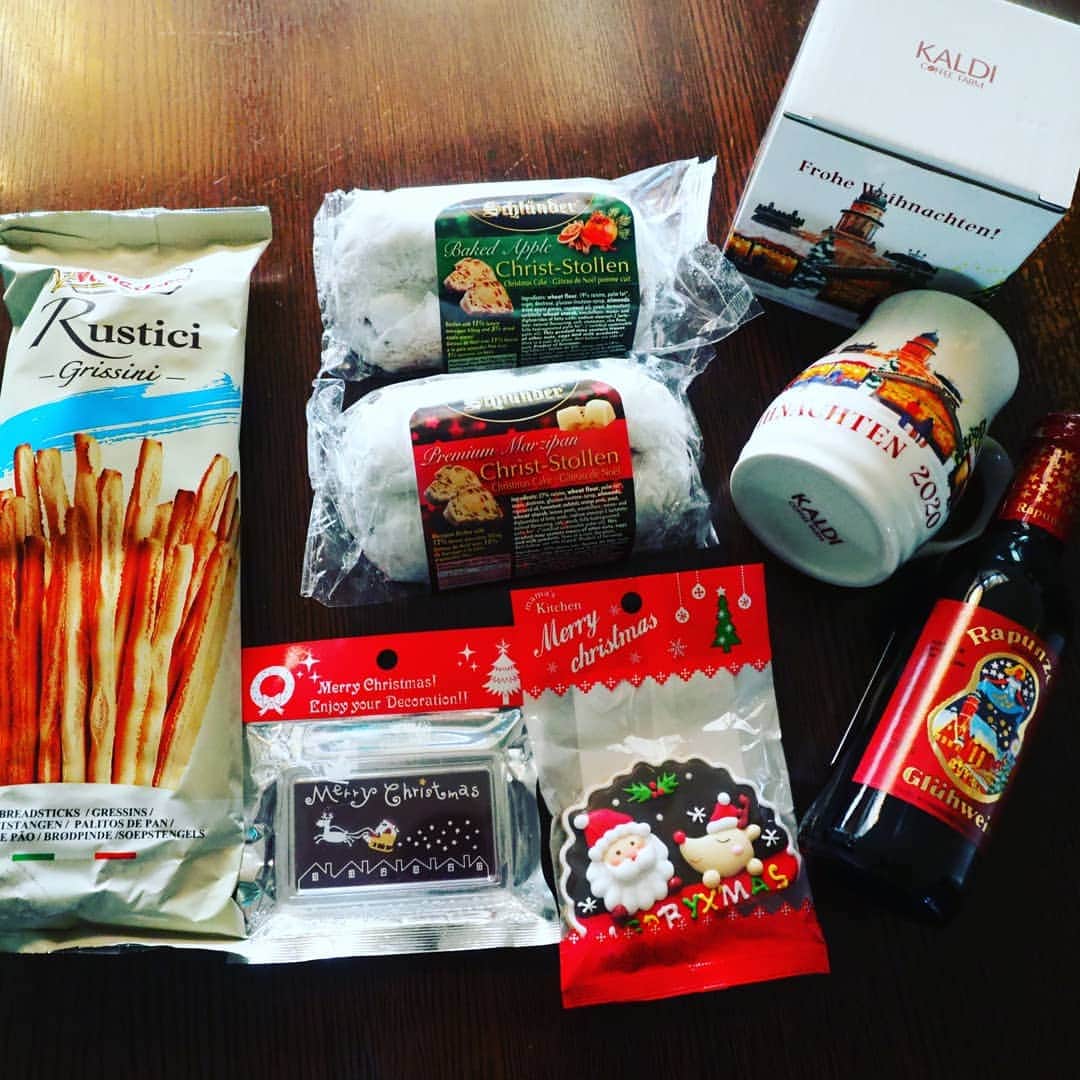 Michiko Maedaさんのインスタグラム写真 - (Michiko MaedaInstagram)「カルディのミニシュトーレンを食べてみた😋💕 一緒に買った限定マグには熱々黒糖マサラチャイ☕🍂  (黒糖マサラチャイ) 鍋に水250mlと大さじ1の紅茶葉、しょうがスライス2枚と砕いたシナモンスティック、好みのスパイス(オールスパイスがおすすめ)を加え火にかける。沸騰したら弱火にして2分煮たら、牛乳250mlと黒糖を好きなだけいれ混ぜながら煮ていく。沸騰したら火を止め、茶漉しで濾したら出来上がり❤  #カルディシュトーレン#カルディ #シュトーレン#ミニシュトーレン #限定マグ 今年はホワイト💕 #黒糖マサラチャイ#黒糖チャイ #チャイ#身体の芯から温まる 10枚目は夫と子供たちから貰った #誕生日プレゼント#CHUMS レトロで可愛い#セーター 💕 #レシピは後程ブログにて #IGersJP#IGersjp#IGersj#クッキングラム#デリスタグラマー#おうちごはんlover#コッタ #lin_stagrammer#kurashiru#クッキングラム#クッキングラムアンバサダー#クオカ#エルグルメ#フーディーテーブル#おうちごはんlover#おうちごはん革命#おうちカフェ#たらふくびより」12月6日 17時44分 - shana.mama