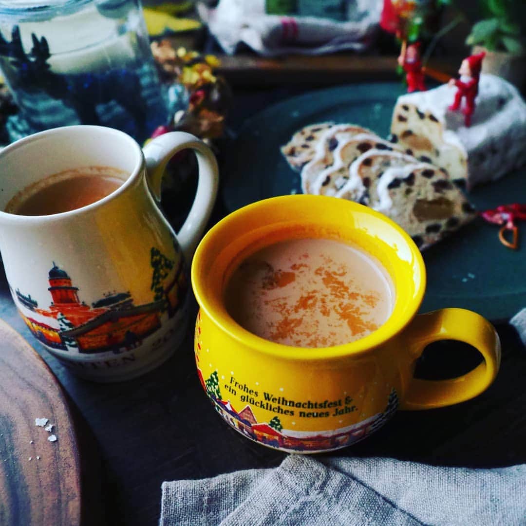 Michiko Maedaさんのインスタグラム写真 - (Michiko MaedaInstagram)「カルディのミニシュトーレンを食べてみた😋💕 一緒に買った限定マグには熱々黒糖マサラチャイ☕🍂  (黒糖マサラチャイ) 鍋に水250mlと大さじ1の紅茶葉、しょうがスライス2枚と砕いたシナモンスティック、好みのスパイス(オールスパイスがおすすめ)を加え火にかける。沸騰したら弱火にして2分煮たら、牛乳250mlと黒糖を好きなだけいれ混ぜながら煮ていく。沸騰したら火を止め、茶漉しで濾したら出来上がり❤  #カルディシュトーレン#カルディ #シュトーレン#ミニシュトーレン #限定マグ 今年はホワイト💕 #黒糖マサラチャイ#黒糖チャイ #チャイ#身体の芯から温まる 10枚目は夫と子供たちから貰った #誕生日プレゼント#CHUMS レトロで可愛い#セーター 💕 #レシピは後程ブログにて #IGersJP#IGersjp#IGersj#クッキングラム#デリスタグラマー#おうちごはんlover#コッタ #lin_stagrammer#kurashiru#クッキングラム#クッキングラムアンバサダー#クオカ#エルグルメ#フーディーテーブル#おうちごはんlover#おうちごはん革命#おうちカフェ#たらふくびより」12月6日 17時44分 - shana.mama