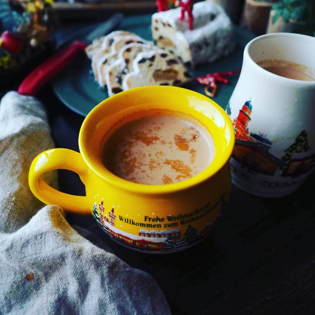 Michiko Maedaさんのインスタグラム写真 - (Michiko MaedaInstagram)「カルディのミニシュトーレンを食べてみた😋💕 一緒に買った限定マグには熱々黒糖マサラチャイ☕🍂  (黒糖マサラチャイ) 鍋に水250mlと大さじ1の紅茶葉、しょうがスライス2枚と砕いたシナモンスティック、好みのスパイス(オールスパイスがおすすめ)を加え火にかける。沸騰したら弱火にして2分煮たら、牛乳250mlと黒糖を好きなだけいれ混ぜながら煮ていく。沸騰したら火を止め、茶漉しで濾したら出来上がり❤  #カルディシュトーレン#カルディ #シュトーレン#ミニシュトーレン #限定マグ 今年はホワイト💕 #黒糖マサラチャイ#黒糖チャイ #チャイ#身体の芯から温まる 10枚目は夫と子供たちから貰った #誕生日プレゼント#CHUMS レトロで可愛い#セーター 💕 #レシピは後程ブログにて #IGersJP#IGersjp#IGersj#クッキングラム#デリスタグラマー#おうちごはんlover#コッタ #lin_stagrammer#kurashiru#クッキングラム#クッキングラムアンバサダー#クオカ#エルグルメ#フーディーテーブル#おうちごはんlover#おうちごはん革命#おうちカフェ#たらふくびより」12月6日 17時44分 - shana.mama