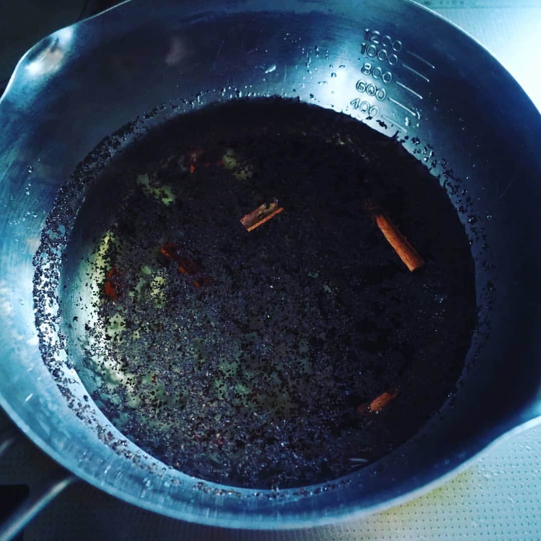 Michiko Maedaさんのインスタグラム写真 - (Michiko MaedaInstagram)「カルディのミニシュトーレンを食べてみた😋💕 一緒に買った限定マグには熱々黒糖マサラチャイ☕🍂  (黒糖マサラチャイ) 鍋に水250mlと大さじ1の紅茶葉、しょうがスライス2枚と砕いたシナモンスティック、好みのスパイス(オールスパイスがおすすめ)を加え火にかける。沸騰したら弱火にして2分煮たら、牛乳250mlと黒糖を好きなだけいれ混ぜながら煮ていく。沸騰したら火を止め、茶漉しで濾したら出来上がり❤  #カルディシュトーレン#カルディ #シュトーレン#ミニシュトーレン #限定マグ 今年はホワイト💕 #黒糖マサラチャイ#黒糖チャイ #チャイ#身体の芯から温まる 10枚目は夫と子供たちから貰った #誕生日プレゼント#CHUMS レトロで可愛い#セーター 💕 #レシピは後程ブログにて #IGersJP#IGersjp#IGersj#クッキングラム#デリスタグラマー#おうちごはんlover#コッタ #lin_stagrammer#kurashiru#クッキングラム#クッキングラムアンバサダー#クオカ#エルグルメ#フーディーテーブル#おうちごはんlover#おうちごはん革命#おうちカフェ#たらふくびより」12月6日 17時44分 - shana.mama