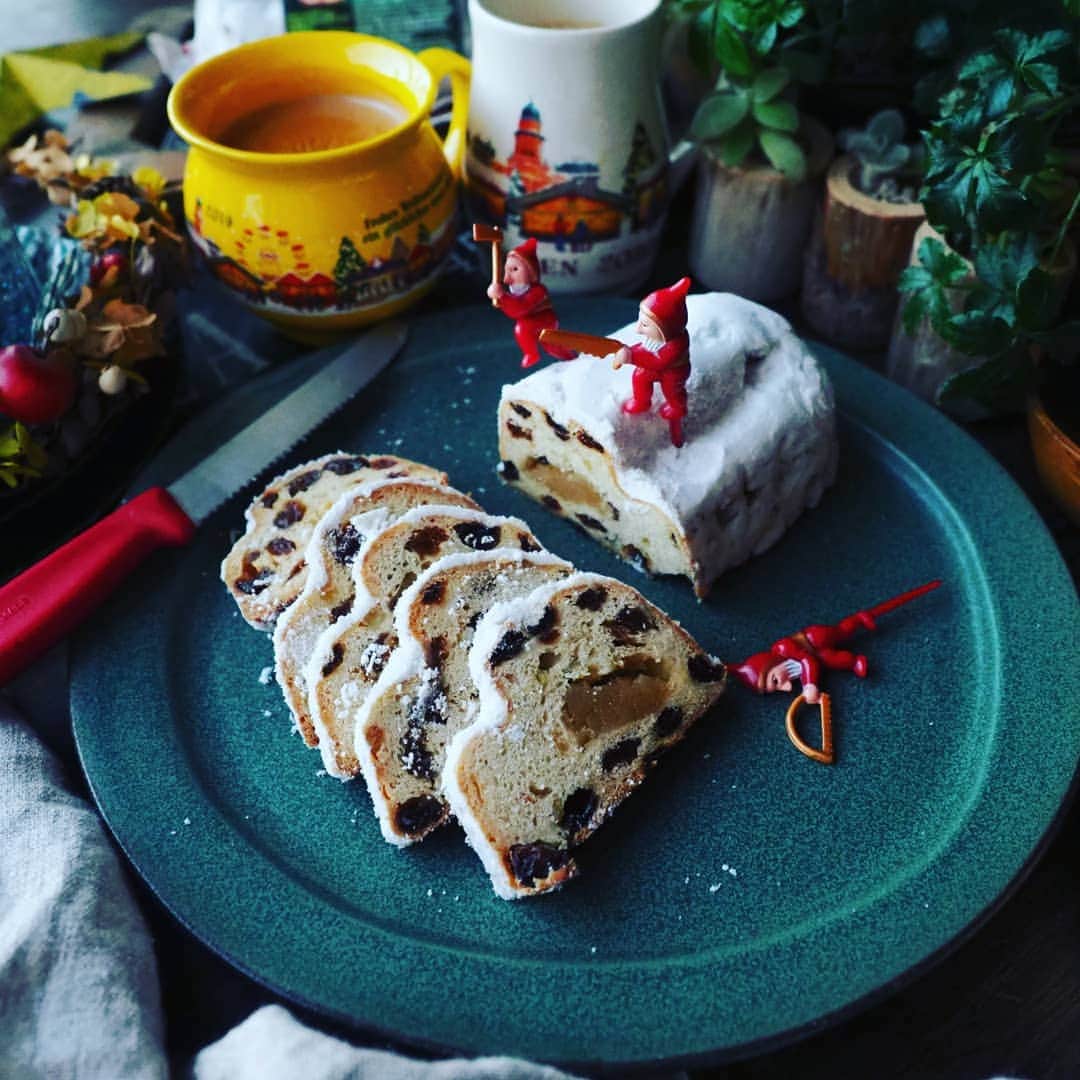 Michiko Maedaさんのインスタグラム写真 - (Michiko MaedaInstagram)「カルディのミニシュトーレンを食べてみた😋💕 一緒に買った限定マグには熱々黒糖マサラチャイ☕🍂  (黒糖マサラチャイ) 鍋に水250mlと大さじ1の紅茶葉、しょうがスライス2枚と砕いたシナモンスティック、好みのスパイス(オールスパイスがおすすめ)を加え火にかける。沸騰したら弱火にして2分煮たら、牛乳250mlと黒糖を好きなだけいれ混ぜながら煮ていく。沸騰したら火を止め、茶漉しで濾したら出来上がり❤  #カルディシュトーレン#カルディ #シュトーレン#ミニシュトーレン #限定マグ 今年はホワイト💕 #黒糖マサラチャイ#黒糖チャイ #チャイ#身体の芯から温まる 10枚目は夫と子供たちから貰った #誕生日プレゼント#CHUMS レトロで可愛い#セーター 💕 #レシピは後程ブログにて #IGersJP#IGersjp#IGersj#クッキングラム#デリスタグラマー#おうちごはんlover#コッタ #lin_stagrammer#kurashiru#クッキングラム#クッキングラムアンバサダー#クオカ#エルグルメ#フーディーテーブル#おうちごはんlover#おうちごはん革命#おうちカフェ#たらふくびより」12月6日 17時44分 - shana.mama