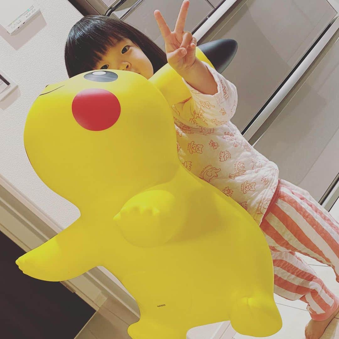 中華首藤のインスタグラム：「✨  JAM(@jamcorp0314 )から ついにやってきた！ #ポケットモンスター  #ポケモン #ピカチュウ  #ポケモンエアー  #ポケモンエアーピカチュウ  #pokémon  #pokemonair  #pikachu  #乗用トイ  #乗用玩具  #室内玩具  #おうちであそぼう  #rody と並走できます #大人ものれます  #ポケスタグラム  #ピカスタグラム  #ピカマニ  #ポケモン好きと繋がりたい  #ピカチュウ好きな人と繋がりたい  #人気 #クリスマスプレゼントにオススメ  詳しくはジャム公式ストア jamcorp.jp  よりチェック🔎  #熊本県 #大分県 #中九州タレント #ローカルタレント  #中華首藤」