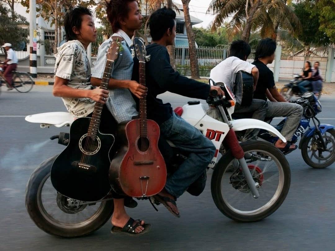 ナショナルジオグラフィックさんのインスタグラム写真 - (ナショナルジオグラフィックInstagram)「Photo by @chien_chi_chang / Mandalay, Myanmar, 2010. Ten years later, Mandalay is still known as a city full of mosquitos, motorcycles, and monks. #MagnumPhotos」12月7日 4時36分 - natgeo