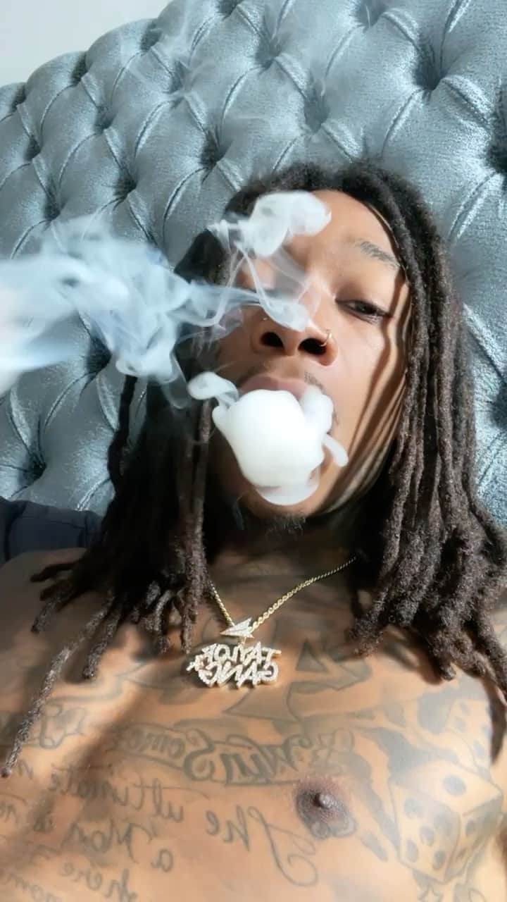 ウィズ・カリファのインスタグラム：「ya’ll still smoke baccwoods? 🥴」