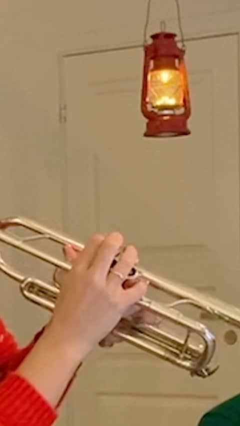 ティーネ・ティング・ヘルセットのインスタグラム：「6th of December: My Advent Calendar!  "Nå vandrer fra hver en verdenskrok" arr: Jarle Storløkken  A  hymn that's often sung in church at Christmas :)  @gunnarflagstad @earlbigloop #christmas #julekalender #adventcalendar #nåvandrerfrahverenverdenskrok   Jarle and Gunnar joined me to record 24 songs in 1 day...!! We had so much fun!  I will post one video evey day until Christmas. Hopefully this will bring some extra holiday spirit 🎄」