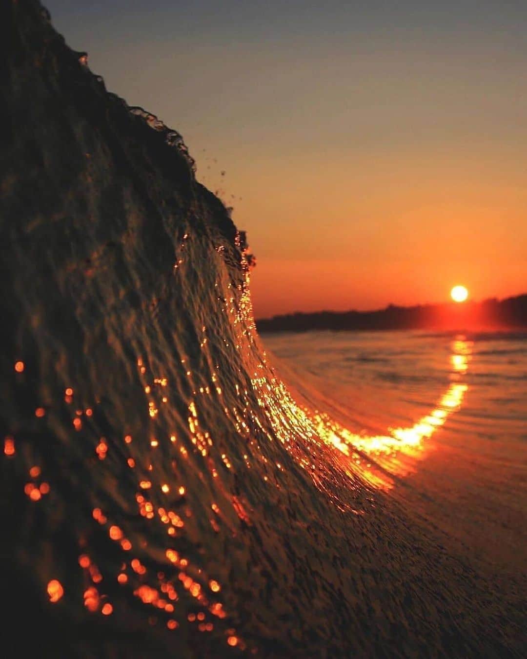 Canon Photographyさんのインスタグラム写真 - (Canon PhotographyInstagram)「What a spectacular sunset and wave!  Photography/ @jakemooreuk Curated by @steffeneisenacher  #unitedkingdom #wave #marinelife #surfing #sunsetphotography」12月7日 3時22分 - cpcollectives