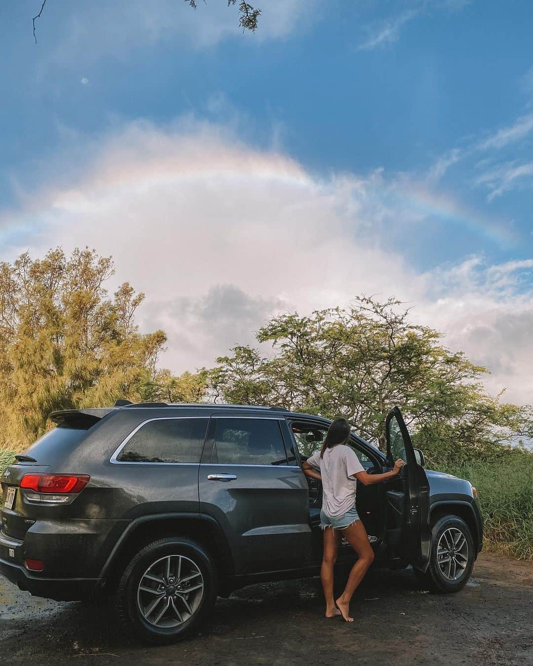 マリア・マニュエルのインスタグラム：「Maui and her rainbows 🌈 🌝 @jeep #jeepwsl #partner」