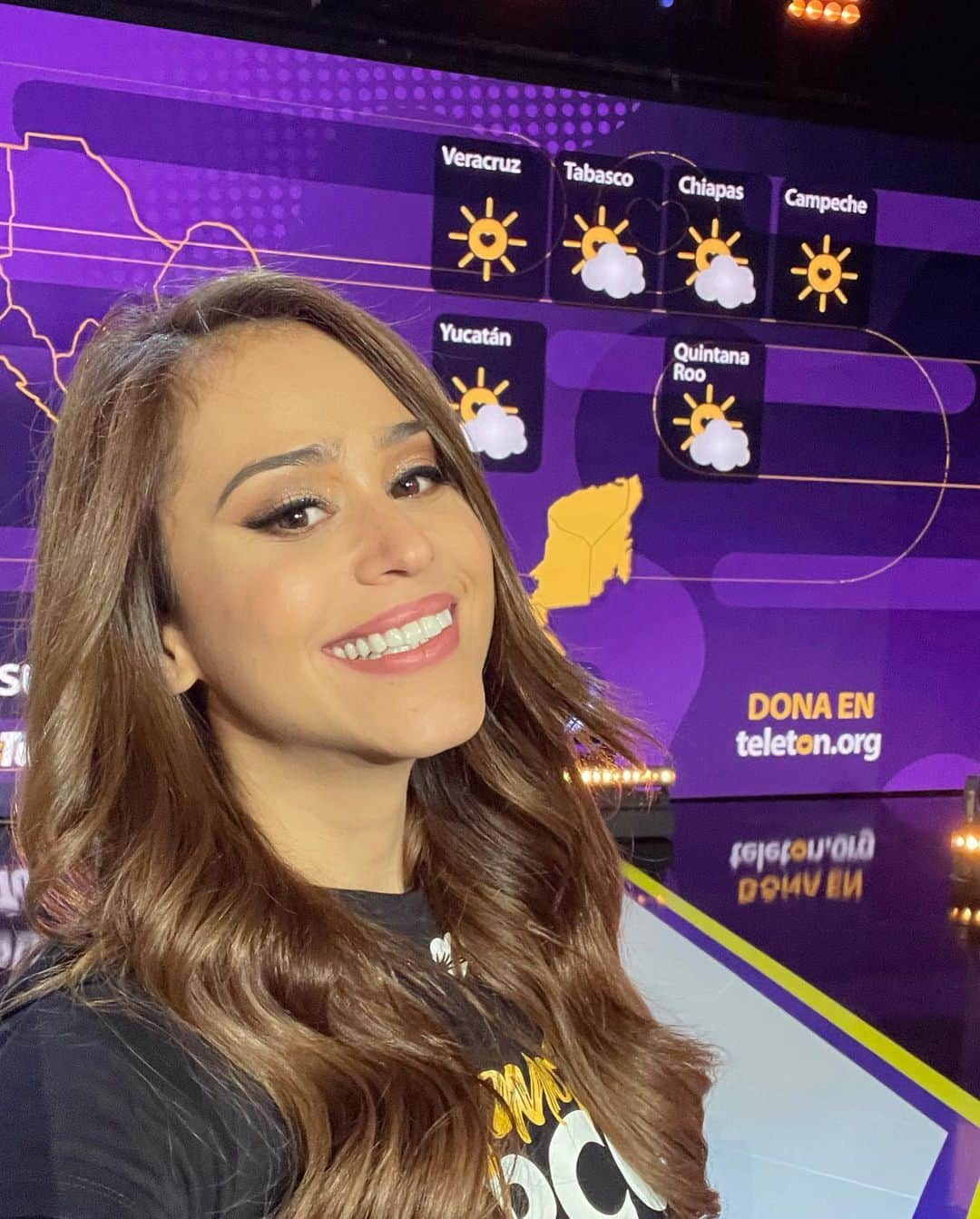 ヤネット・ガルシアさんのインスタグラム写真 - (ヤネット・ガルシアInstagram)「TELETON 2020 💜💛 @teletonmexicooficial  @choblanderos @galileamontijo @marcoantonioregil @michellerenaud @hectorsandarti @daniellemx_ ❤️」12月7日 3時34分 - iamyanetgarcia