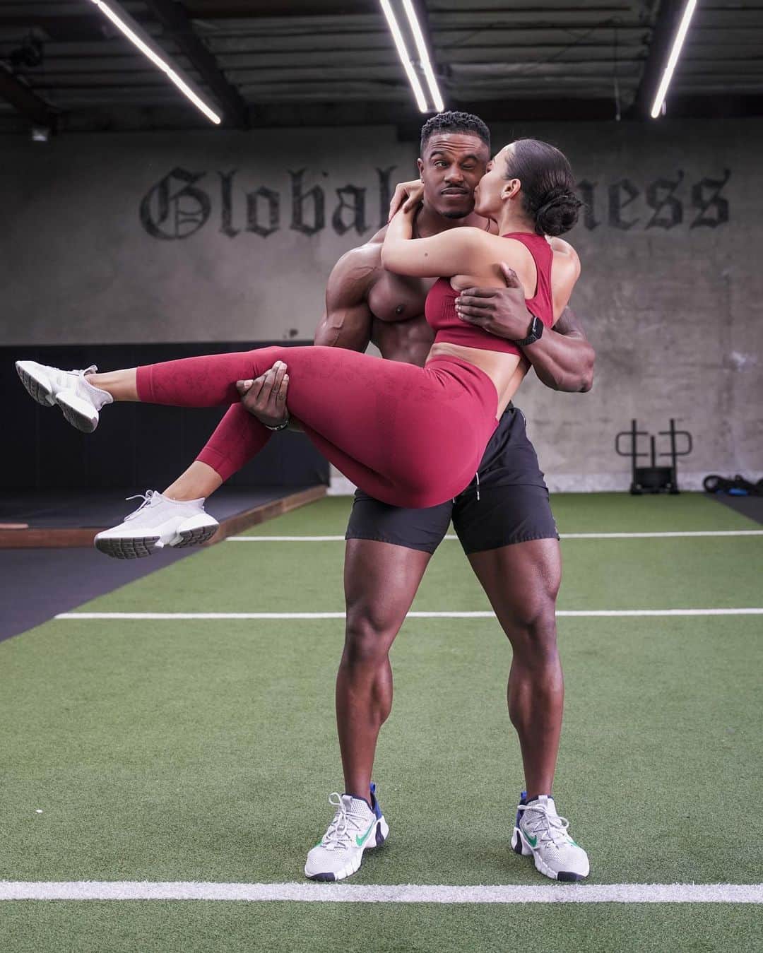 Simeon Pandaさんのインスタグラム写真 - (Simeon PandaInstagram)「What work looks like 🤷🏾‍♂️ Thankful to be able to do what we love together @chanelcocobrown ⁣ ⁣ 🔥 Download my diet & full training routines at SIMEONPANDA.COM⁣⁣  📷 by @evnchn  ⁣ 💴 Sign up to the @elimin8challenge for your chance to win a share of $8,000 💵 just to get in the best shape of your life 💪 Head to Elimin8.com  Link in bio⁣⁣⁣⁣ ⁣ 👉 Be sure to SUBSCRIBE to my YouTube channel: YouTube.com/simeonpanda 👈⁣⁣⁣⁣⁣ Many more 🏠 home workouts all FREE at Youtube.com/simeonpanda ⁣⁣⁣⁣⁣ ⁣⁣ 💊 Follow @innosupps INNOSUPPS.COM ⚡️ for the supplements I use👌🏾⁣⁣⁣ ⁣ #simeonpanda #chanelcocobrown」12月7日 3時26分 - simeonpanda