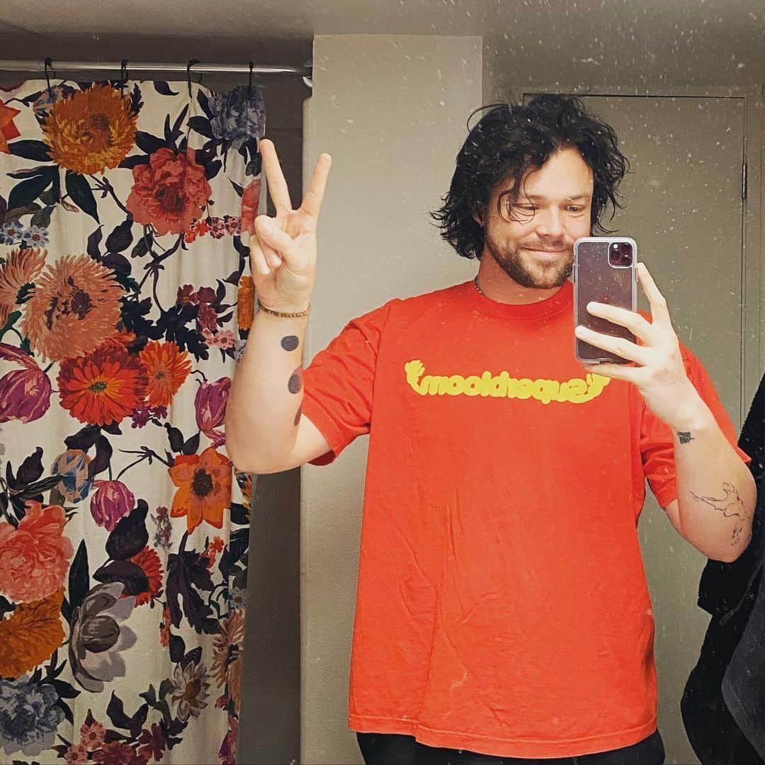 アシュトン・アーウィンさんのインスタグラム写真 - (アシュトン・アーウィンInstagram)「Sunday mornin. Wearing my new SUPERBLOOM T. And some robe that makes staying at home feel like I’m the Big Lebowski.」12月7日 3時27分 - ashtonirwin