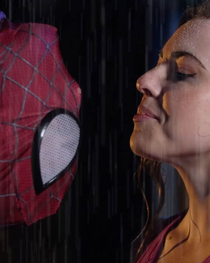 Anwar Jibawiのインスタグラム：「If Spider-Man was filmed in 2020 🕷 @madeleinebyrnee」