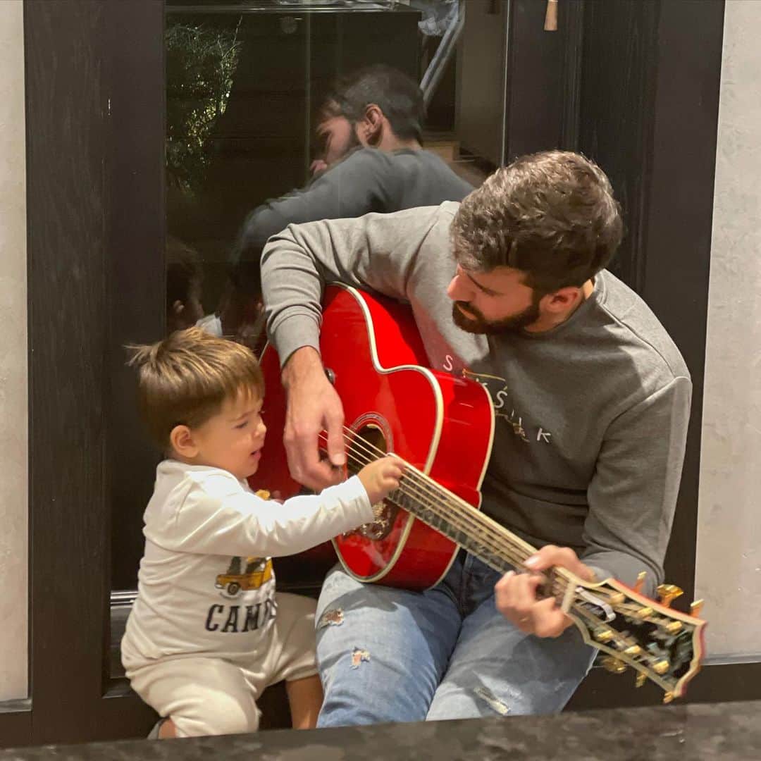 ナタリア・ベッカーのインスタグラム：「O gosto pela música passando de pai para os filhos 🎵❤️ @alissonbecker」