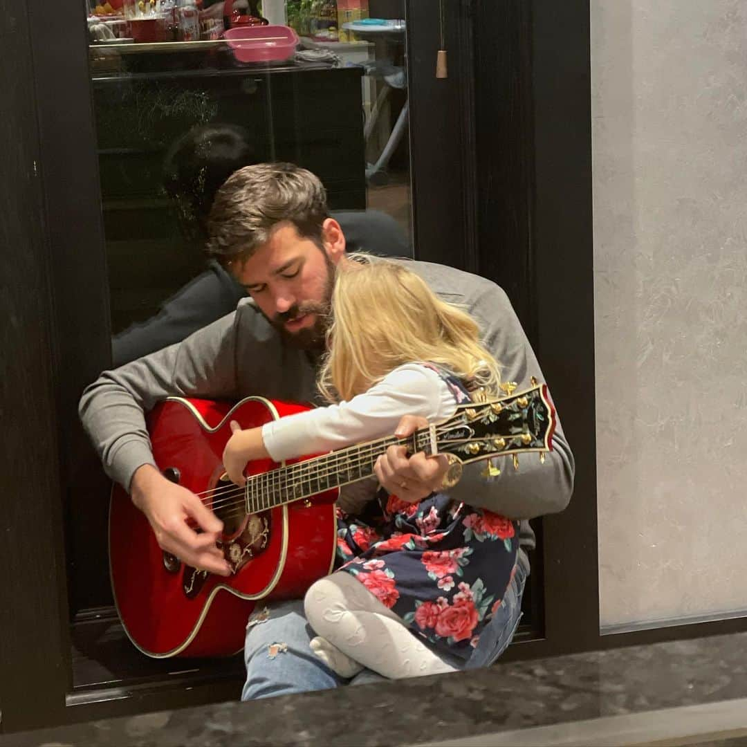 ナタリア・ベッカーさんのインスタグラム写真 - (ナタリア・ベッカーInstagram)「O gosto pela música passando de pai para os filhos 🎵❤️ @alissonbecker」12月7日 3時46分 - natalialbecker