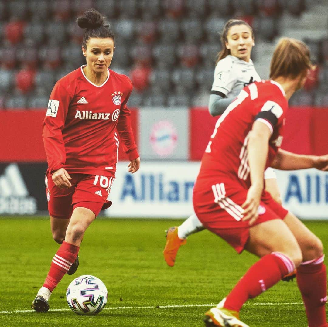 Lina Magullのインスタグラム：「Reife Leistung, 3 Punkte & weiter gehts 🦾🙃 #fcbayern #team #bayerleverkusen #beREDy #allezallez」