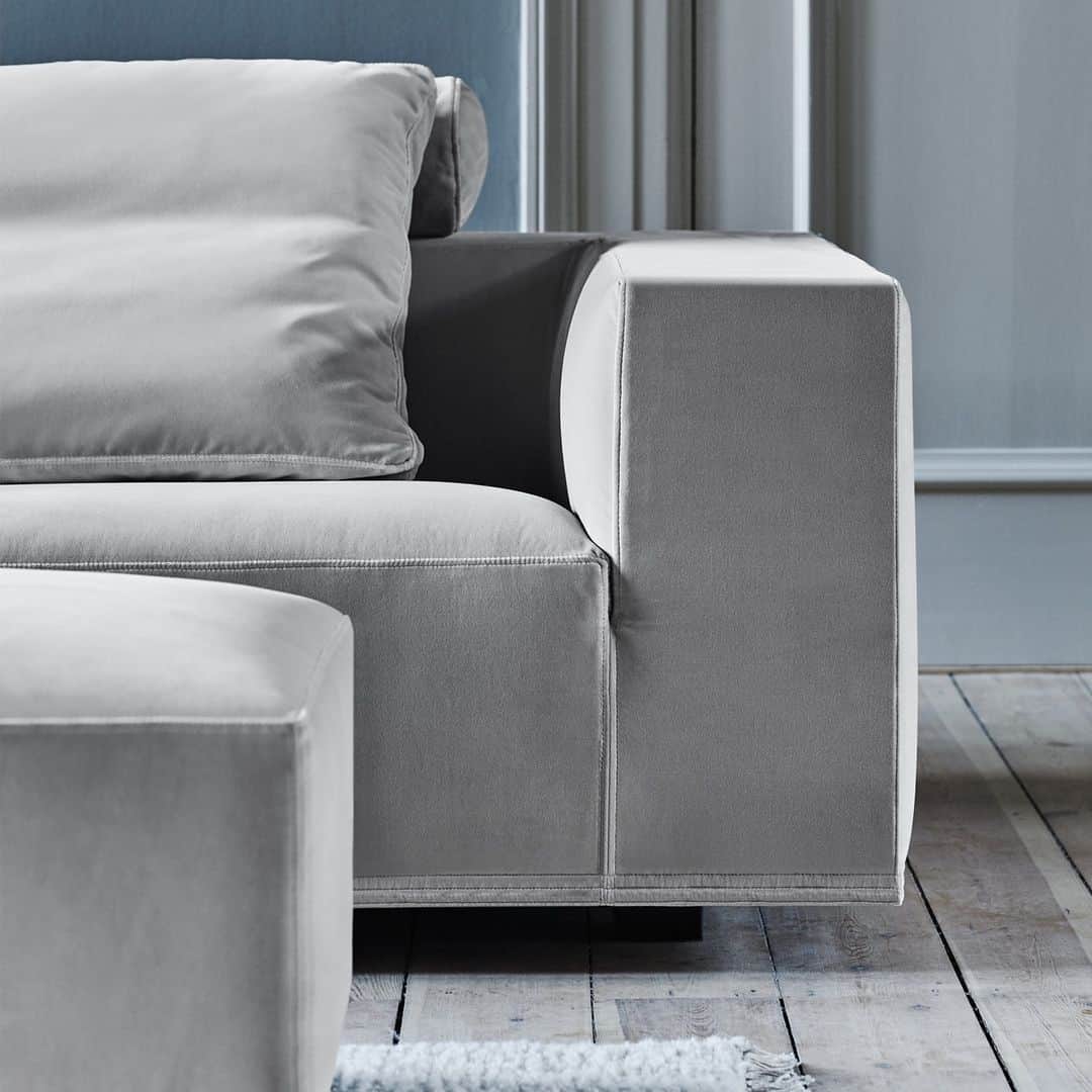 eilersenさんのインスタグラム写真 - (eilersenInstagram)「Baseline´s 25 cm wide armrest is what fully mark the design of the sofa and makes the look complete. It also works nicely as a small table if a tray is added.⁠ •⁠ •⁠ •⁠ #eilersen #baseline #eilersenfurniture #myeilersen #interiordesign #homedecor #sofa #danishdesign #inredning #finahem #interiorlovers #interiordesign #modernliving #minimalism #nordiskehjem #nordicinspiration #nordicliving #craftsmanship #luxurylifestyle #boligindretning #designinterior #livingroominspo #boliginspiration #softminimalism #hemindredning #schönerwohnen #nordicminimalism」12月7日 4時01分 - eilersen