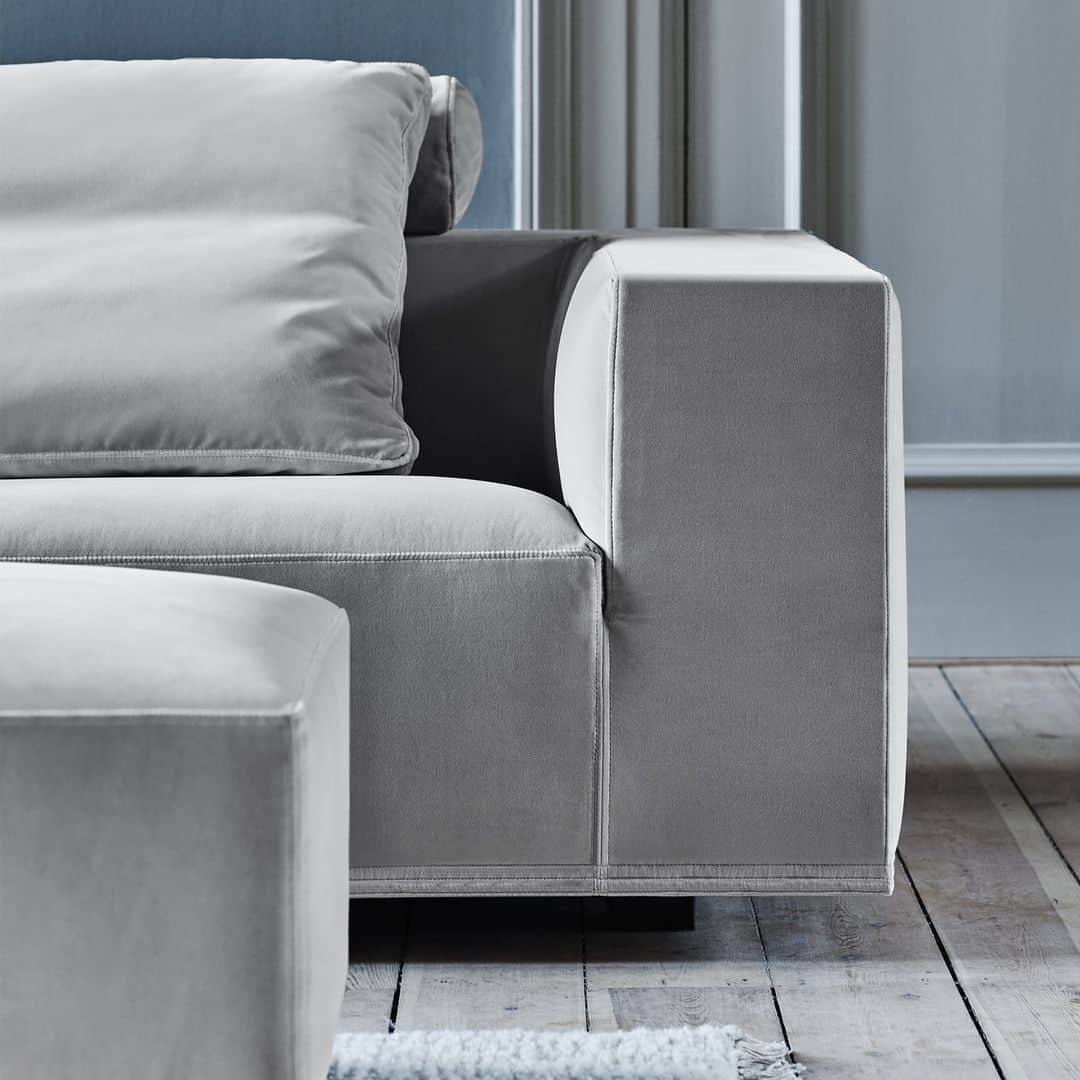 eilersenのインスタグラム：「Baseline´s 25 cm wide armrest is what fully mark the design of the sofa and makes the look complete. It also works nicely as a small table if a tray is added.⁠ •⁠ •⁠ •⁠ #eilersen #baseline #eilersenfurniture #myeilersen #interiordesign #homedecor #sofa #danishdesign #inredning #finahem #interiorlovers #interiordesign #modernliving #minimalism #nordiskehjem #nordicinspiration #nordicliving #craftsmanship #luxurylifestyle #boligindretning #designinterior #livingroominspo #boliginspiration #softminimalism #hemindredning #schönerwohnen #nordicminimalism」