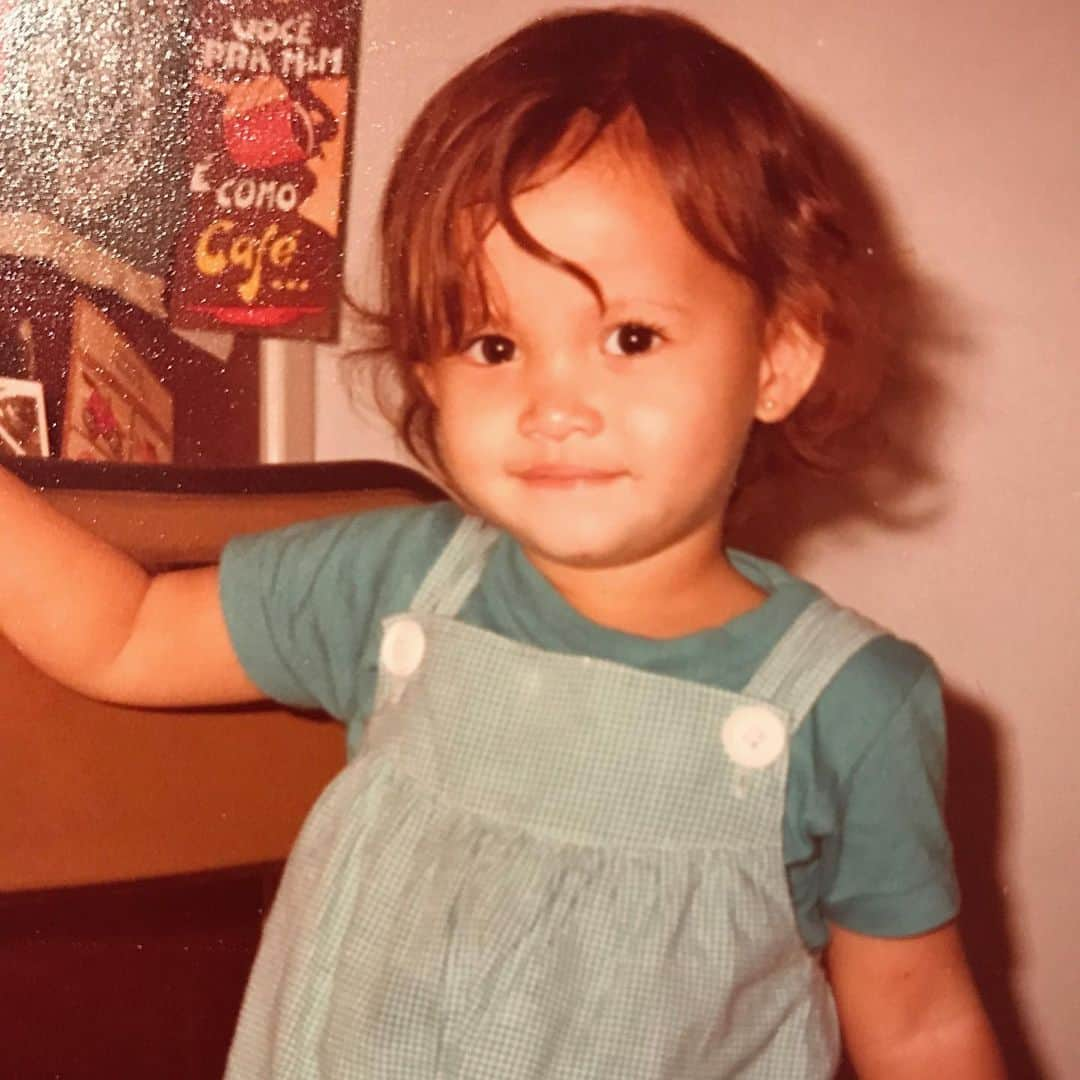 フリーディアのインスタグラム：「Way back when.... things were different.  今とは全然違う時代だった。ブラジルに住んでいた時の私。 #littleme #friediamn #babyme #baby #smirk #brazil #vintage #memories」