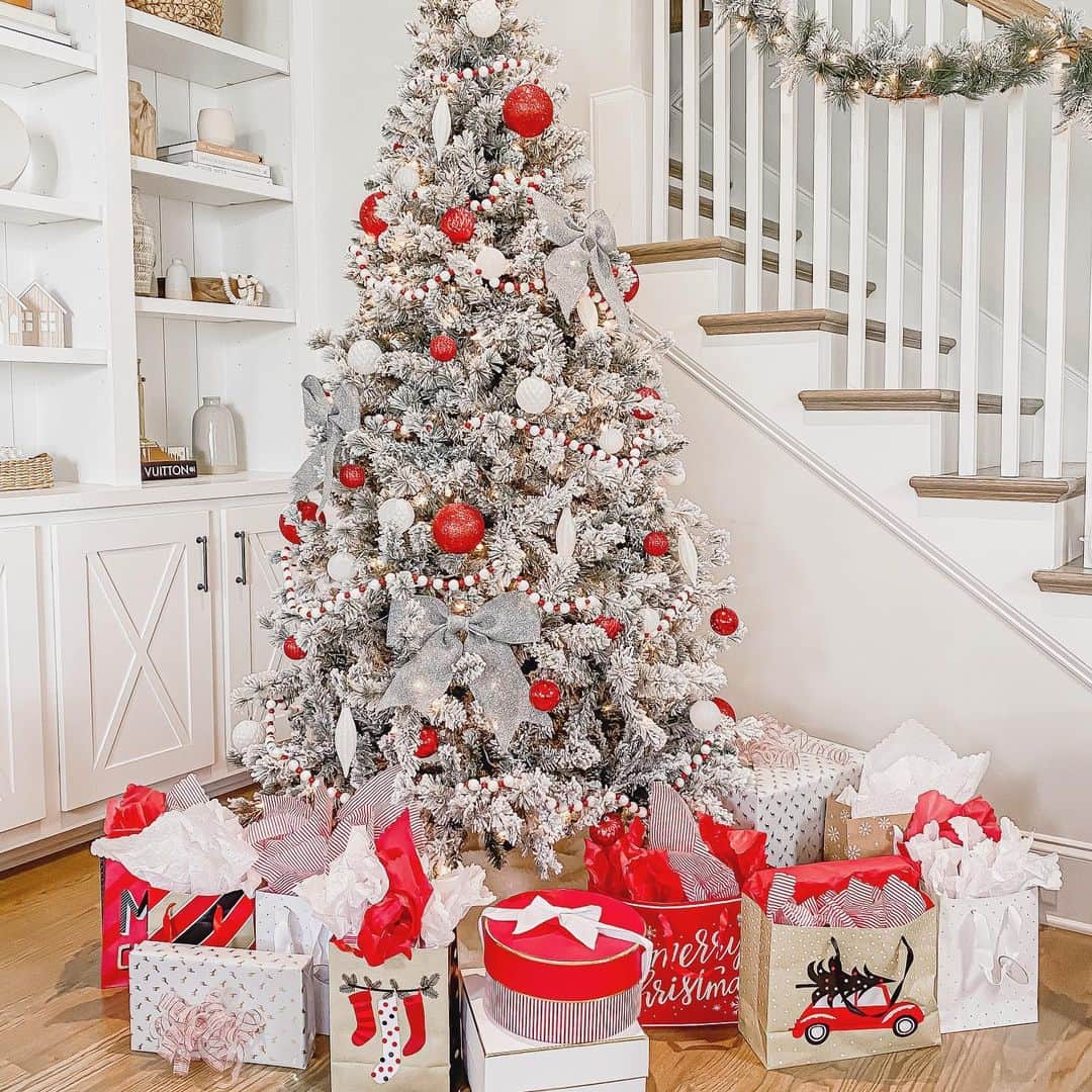 Elle Fowlerのインスタグラム：「Editing a Christmas Decor Tour for today’s Vlogmas video! All those gifts under the tree are for giveaways throughout this month! 🎄🎁」