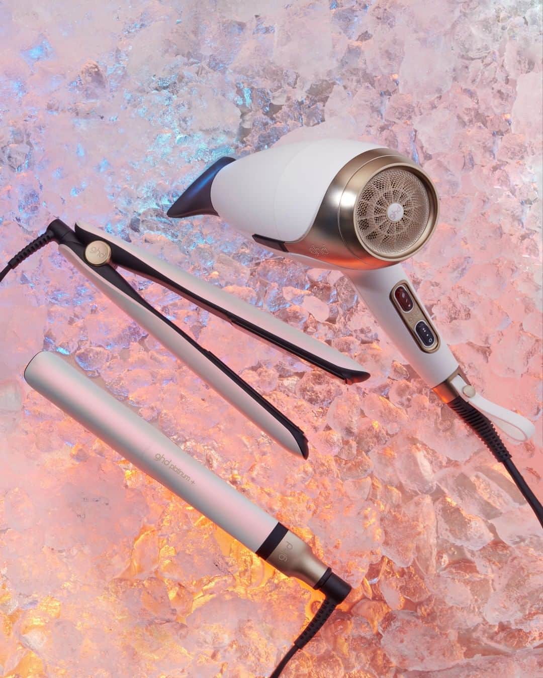 ghd hairさんのインスタグラム写真 - (ghd hairInstagram)「Currently obsessing over: ghd tools in iridescent white hues 🧊 Tag someone who needs to see these 👇🎁  #ghd #ghdhair #ghdwishuponastar #givelikeaqueen #giftguide #gifts #christmaspresents #hairgoals #hairgifts #christmas」12月7日 4時01分 - ghdhair