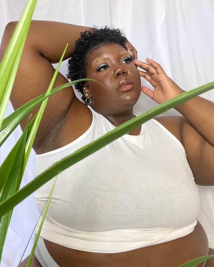 Vogue Beautyさんのインスタグラム写真 - (Vogue BeautyInstagram)「What does it take to create a positive space online? Ask @TheUnplugCollective, which seeks to amplify the voices of Black women and gender expansive people. “A visit to Unplug's site provides a sense of comfort and assurance in an acutely lonely time,” Vogue’s @akili_ writes. “Seeing vulnerable stories and challenging experiences collected in one place is a reminder that no matter how painful or isolating one moment might be, we're never truly alone.”  Tap the link in our bio for more.」12月7日 4時10分 - voguebeauty