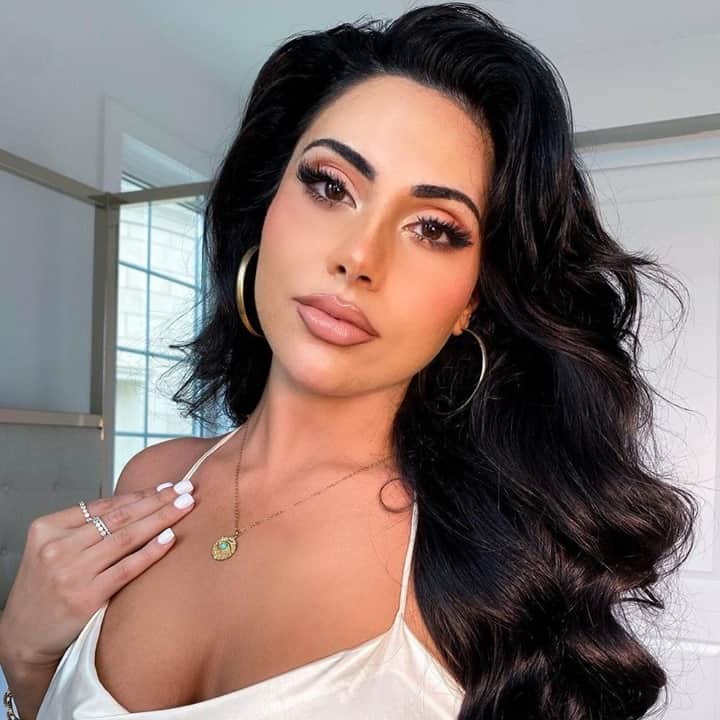 Too Facedのインスタグラム：「Can’t get enough of this look! 😍 @yasminkavari wears our super perfecting, natural finish Born This Way Super Coverage Concealer shade Sand. #toofacedambassador #tfbornthisway #toofaced」