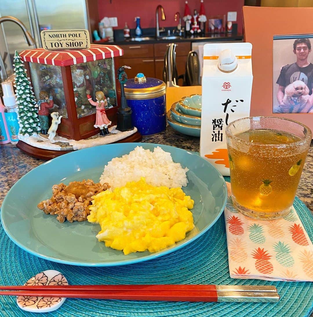 マキ・コニクソンさんのインスタグラム写真 - (マキ・コニクソンInstagram)「ハワイからおっはよーこ！ 今朝の朝ごはん！ ふわっふわのスクランブルエッグに炊き立ての美味しいご飯におろし納豆！ またルッコラ盛るの忘れちゃった。😂  ご飯はね岡山県で農業をしてる私のお友達の新米”にこまる” です！ 最近トイプーを家族に迎えたんだって！🐾 そして岡山県の白米”にこまる” は、めーちゃくちゃ美味しかった！ 有難うゆかちゃん！🙏🏻  私は炊き込みご飯とか雑穀米とかも好きだけど一番好きなのは白米！  今日も”Alohappy”で元気に 行ってらっしゃい！👋🏼 そして 私も行って来まぁす！👋🏼  #コニクソンの食卓  #朝ごはんが大好き❤ #岡山のゆかちゃんちの新米にこまる」12月7日 4時16分 - makikonikson