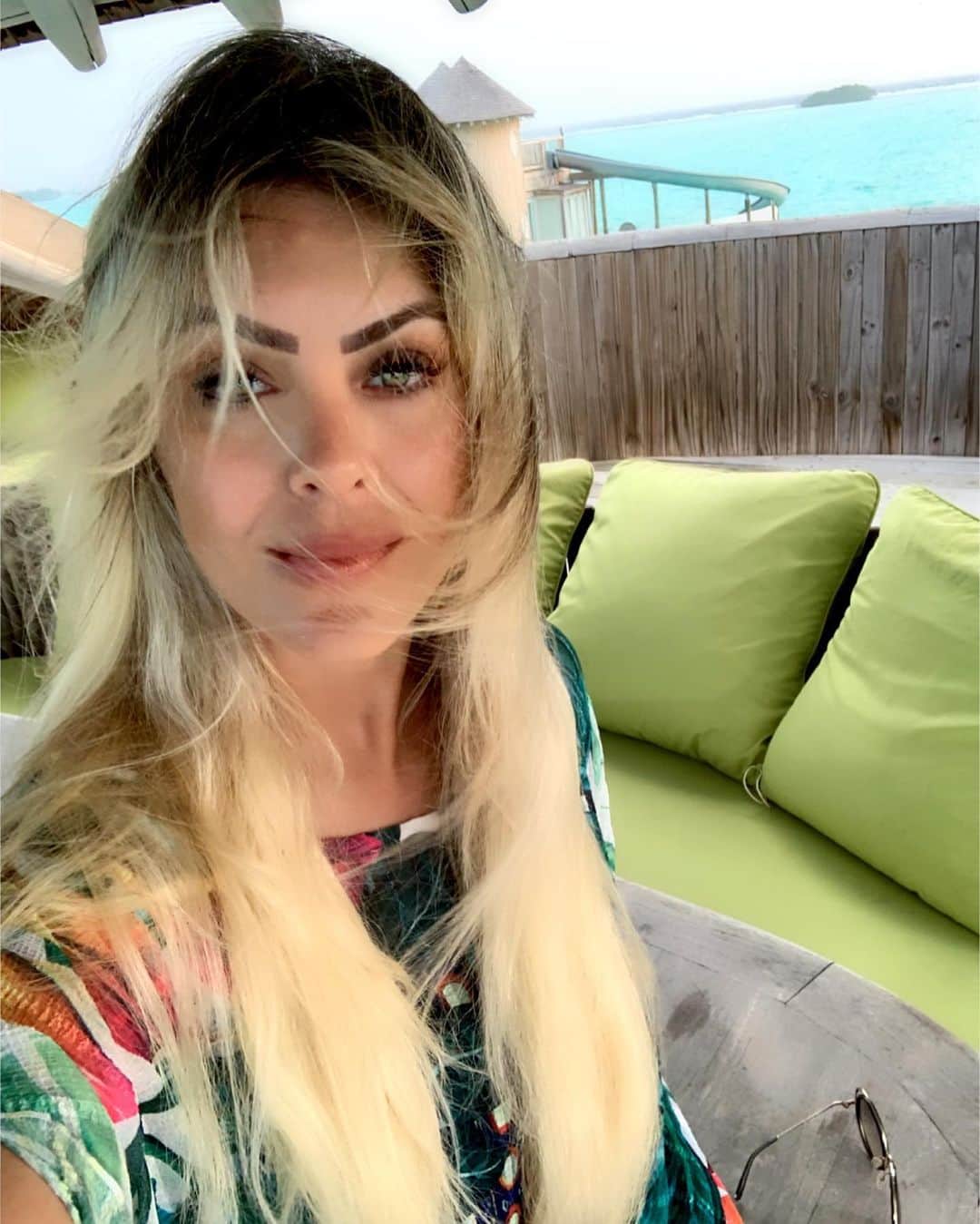 レナータ・ファンのインスタグラム：「Uma lembrança de um dia mágico, praiano, cabelos sem pentear e de muito protetor solar, nariz queimado e a sensação de liberdade tão rara na atualidade! 🎈🦋🙌🏻🙌🏻🙌🏻🙌🏻🙌🏻」
