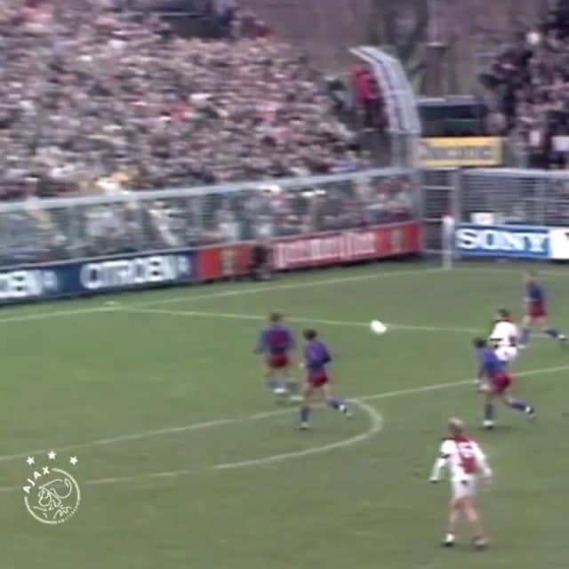 ヨハン・クライフのインスタグラム：「🔙 #OTD in 1981, Johan scored this great goal after his return to @afcajax. A pure comeback in style! #CruyffLegacy」