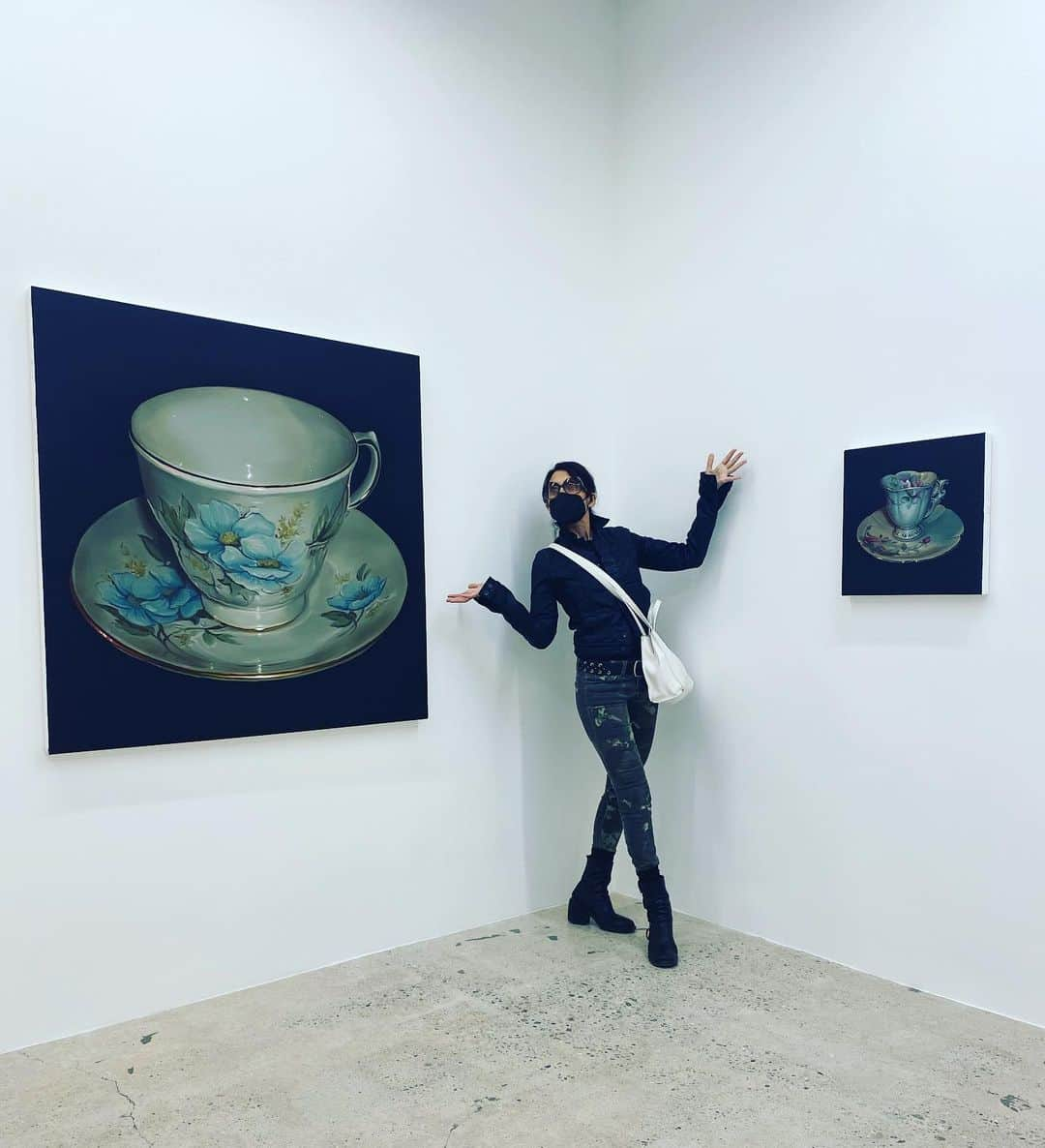 リサ・エデルシュタインさんのインスタグラム写真 - (リサ・エデルシュタインInstagram)「As a prelim to his upcoming solo show, awesome talented husband @robertrussellworks ‘ glamorous tea cups can be seen @anatebgigallery Good Company Pt. 1, a group show co-organized by Anat and @therealpaulschimmel  12/5-1/23」12月7日 4時25分 - lisaedelstein