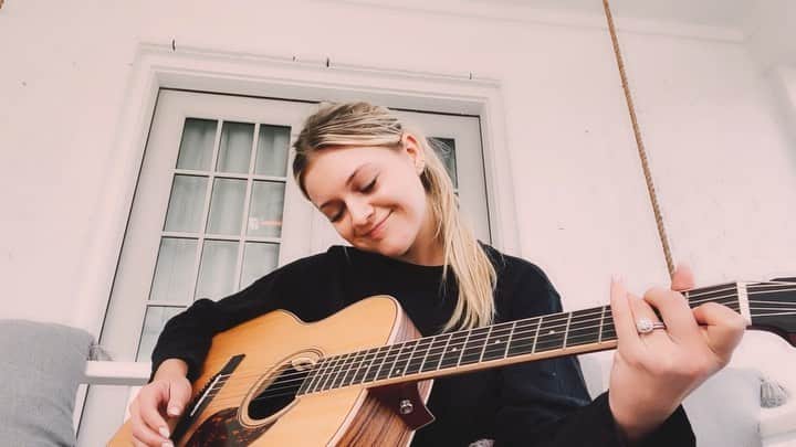 のインスタグラム：「very inspired by the new @shawnmendes record, and loved this one immediately.」
