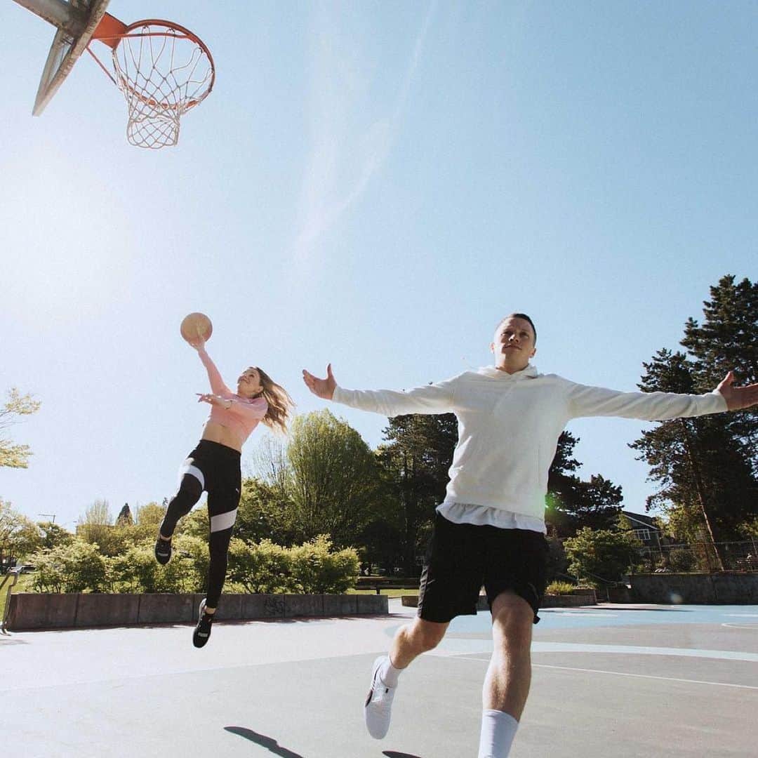 スポーツセンターさんのインスタグラム写真 - (スポーツセンターInstagram)「When this couple recreated iconic NBA moments for their engagement photos 😂🔥 (via @thomas.bullock, @rowshow, @zoetisshaw)」12月7日 4時35分 - sportscenter