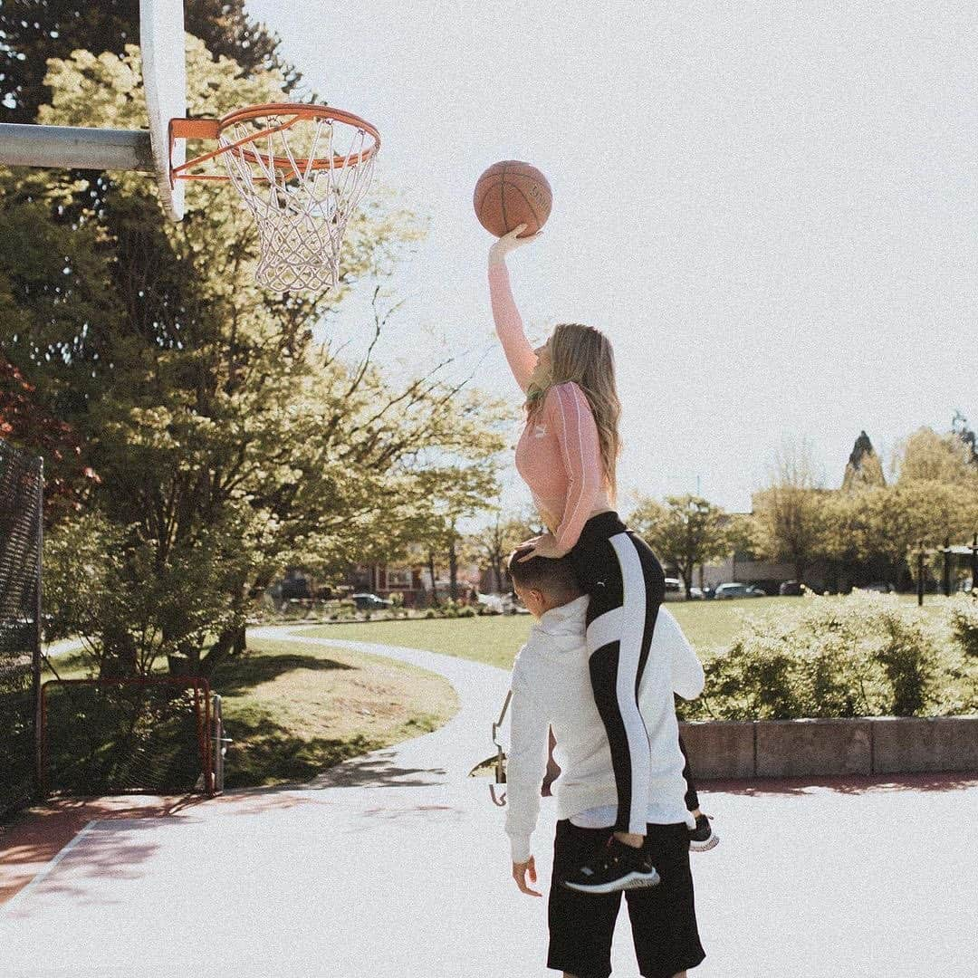 スポーツセンターさんのインスタグラム写真 - (スポーツセンターInstagram)「When this couple recreated iconic NBA moments for their engagement photos 😂🔥 (via @thomas.bullock, @rowshow, @zoetisshaw)」12月7日 4時35分 - sportscenter