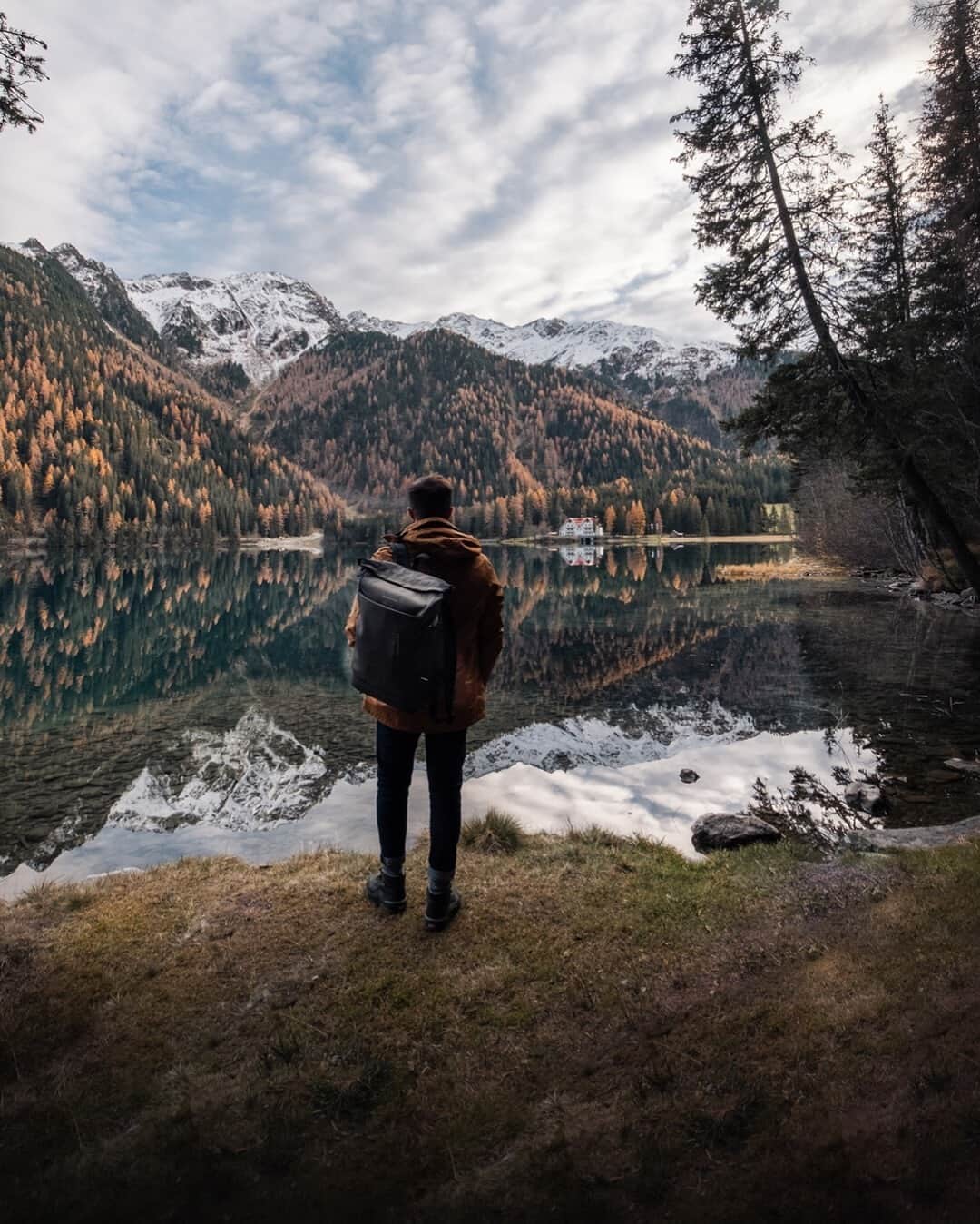 Kapten & Sonさんのインスタグラム写真 - (Kapten & SonInstagram)「ADVENT CALENDAR GIVEAWAY! 🎁 Discover our current story for our daily advent calendar gift!  'Never getting tired of exploring nature.' ⛰️ @giuseppecannavoo found this impressive spot in italy, always on the go with our backpack Helsinki "All Black". 🙌 #bekapten #kaptenandson⁠ .⁠ .⁠ .⁠ #kaptenandsonmen #backpack #helsinki #lagodianterselva #expoloring #nature #inspiration #onthego #beautifulplaces」12月7日 4時30分 - kaptenandson