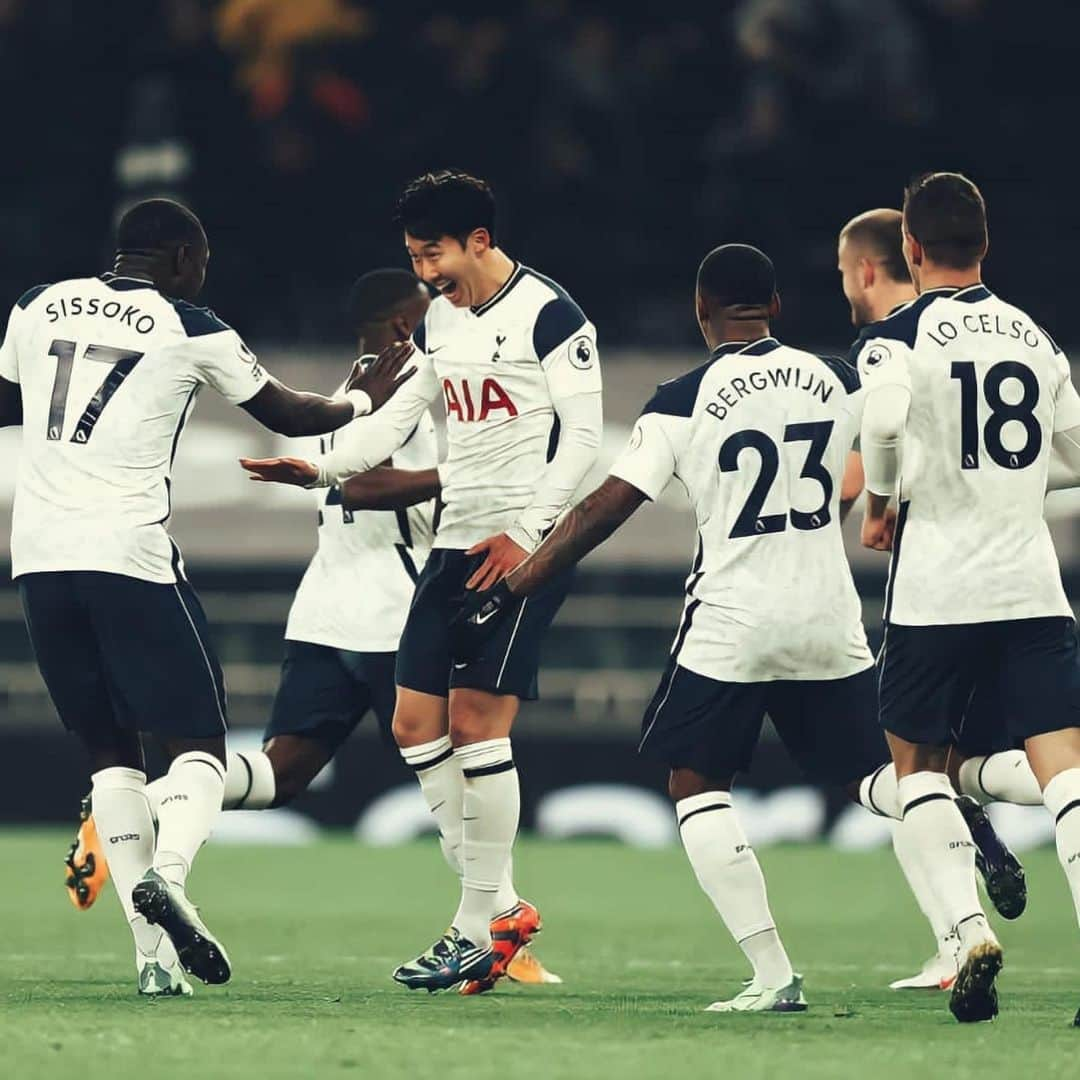 ムサ・シソコさんのインスタグラム写真 - (ムサ・シソコInstagram)「Tonight, the sky over North London is 🔵⚪️. Happy to see our fans again in the stadium ❤️. #COYS #MS17」12月7日 4時31分 - moussasissokoofficiel