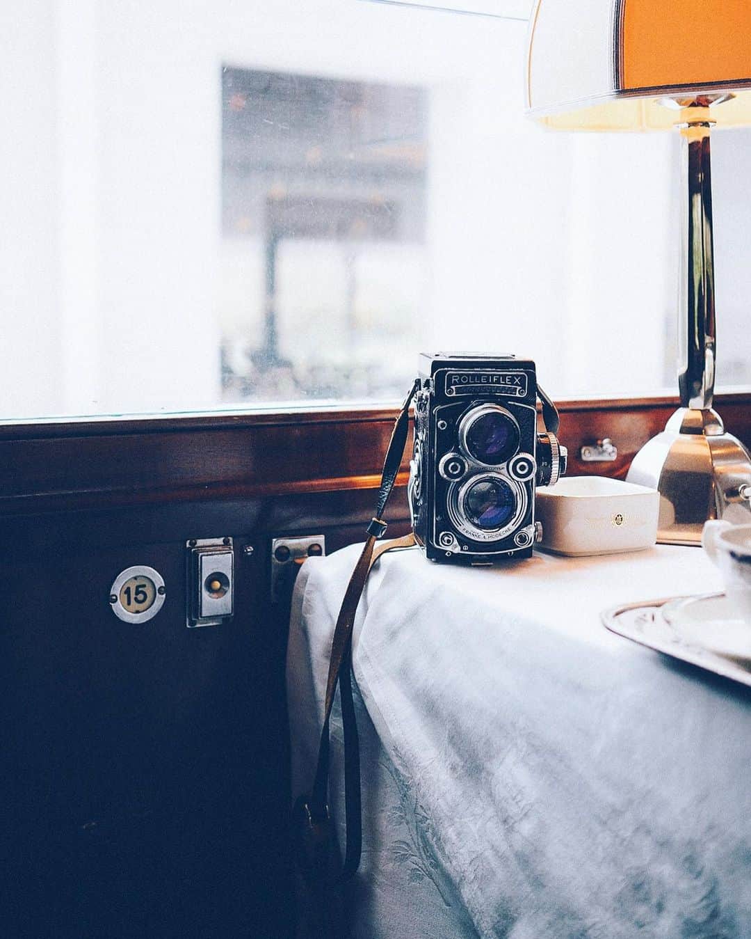 美紀のインスタグラム：「My Rolleiflex at OrientExpress  私が生まれるずっと前から 活躍していた愛機は  とても気まぐれで 出合ってから何度 修理に出しただろう  旅先で1本しか撮り切ってないのに 壊れたこともあったし、 仕事で撮影中、1枚撮ったあと 動かなくなったこともある  それでもやっぱり 一緒にいるとホッとするし こんな風に記念撮影しながら ひとりニヤっとしてしまう  気まぐれさんを これからも大事に大切に  2枚目はお気に入りの宿のライブラリーに いつもいるもじゃもじゃのかわいいコと  FIGARO's blog UP ↑ ストーリーよかったら見てね  #rolleilife #Rolleiflex #miki_rolleilife_photobook」