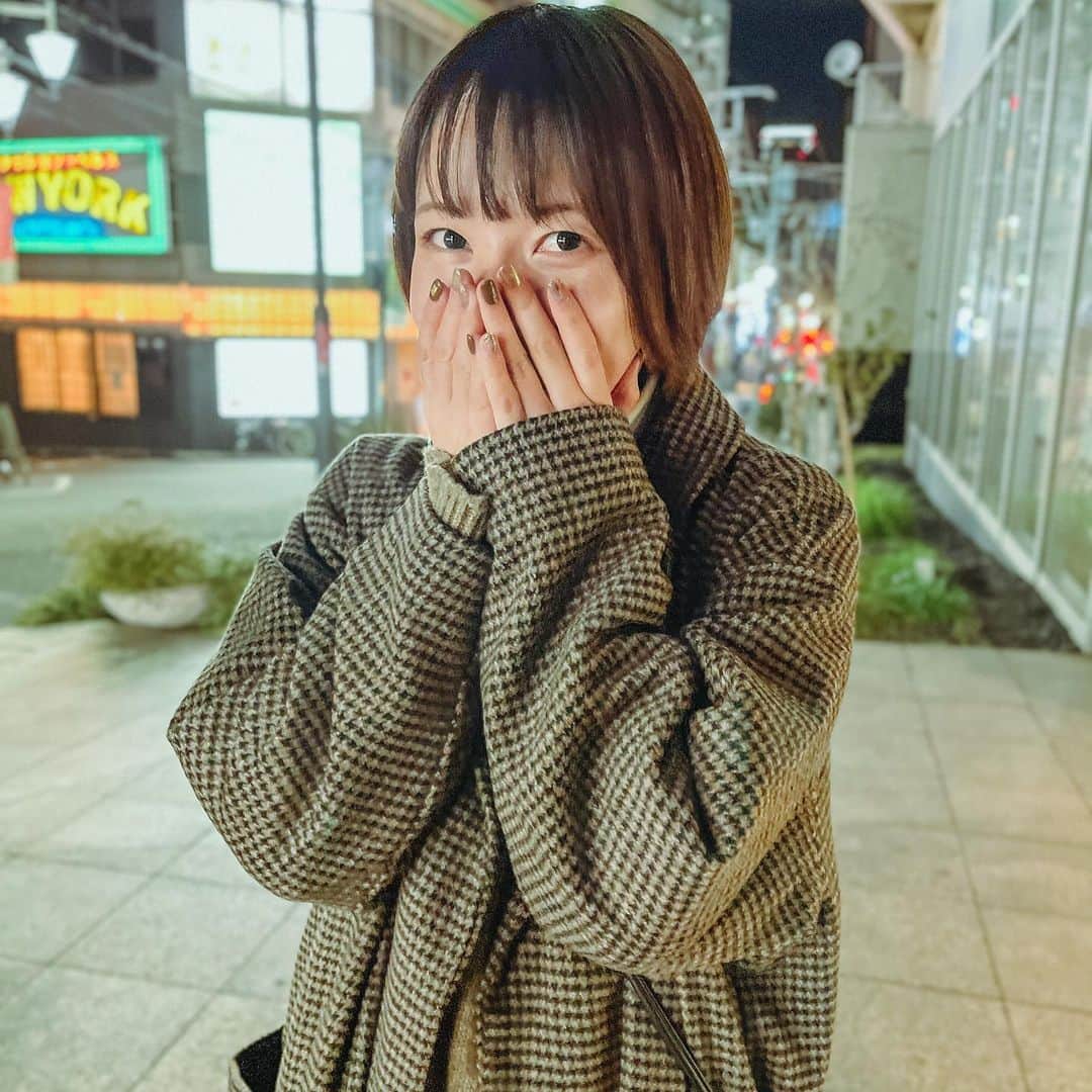 のインスタグラム：「寒い。  毛布を目元まで被って寝る瞬間が大好き。  #樺澤まどか  #吉本坂46 #今日のコーデ #ノーマルカメラ #winter #winterfashion #冬服コーデ #ショートヘア #ショート #ネイル #ジェルネイル #ネイルアート #寒い #毛布 #睡眠 #二度寝 #大好き」