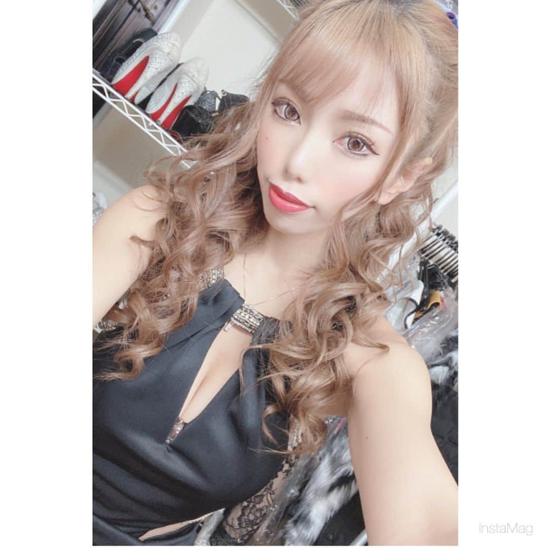 あゆかのインスタグラム：「このヘアメ可愛かったなぁ😎 お気に入りになるとだいたいずっとやる癖ありww 今日はお休みー🥺！ お腹すいたなーん 何食べよー  .  #千葉キャバクラ#千葉富士見キャバ嬢#千葉富士見町キャバ嬢#千葉富士見キャバクラ#arドレス#ジュエルズドレス#オンラインキャバクラ#ファッション好きな人と繋がりたい#ヘアメイク#お家スタイル#息してる？#followｍe4 #follow4like#followtrain」