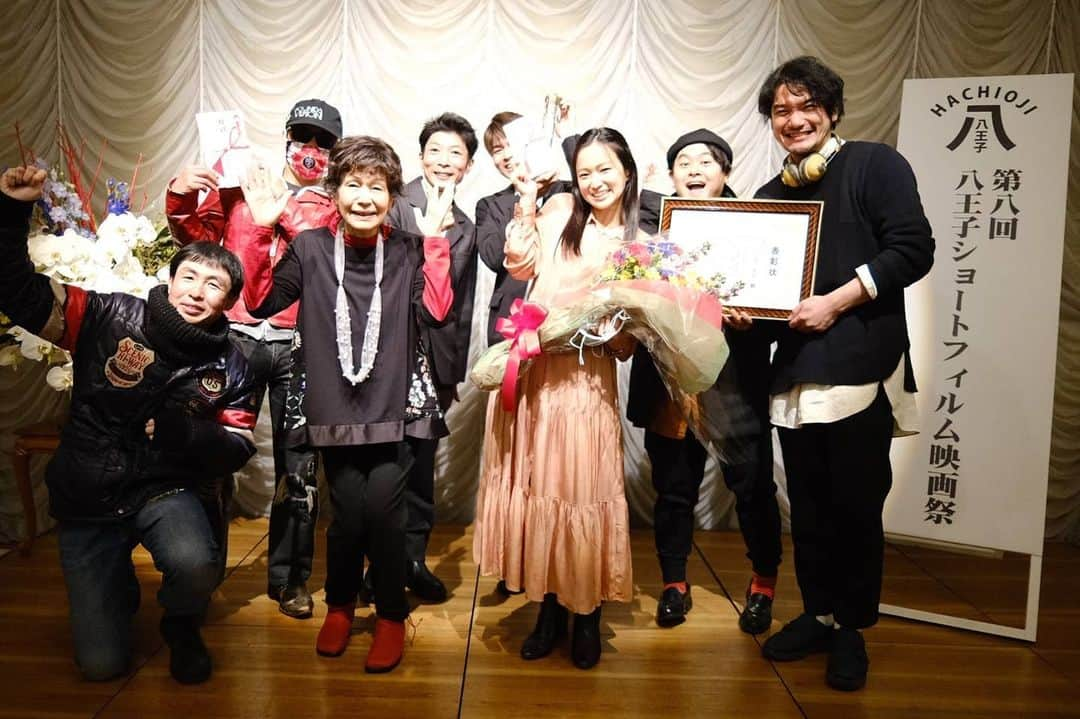 平岡亜紀のインスタグラム：「12/5 第8回 八王子Short Film映画祭「知らない息子」グランプリ受賞しました！！！ 渾身の一撃！みたいなのをやりまくり、全身全霊で臨んだ作品だったので、本当に嬉しいです。この賞を糧に、がんがん突き進んで行こうと思います！ スタッフ・キャストの皆様に恵まれて、色々かなりラッキーだったと思います。これからも永遠にラッキーが続いて欲しいです！笑  友人たちの応援、めちゃくちゃ心強かったです。来てくれて、観てくれて、会えて嬉しかったです。またゆっくりご飯でも。ほんとにありがとう。泣  それから、ノミネートされた6人の監督の皆様、本当にお疲れ様でした。他のどの作品もレベル高くびっくりしました。今後の作品も楽しみにしています。  そして何よりこの様なご時世に、映画祭を開催してくださった八王子日本閣の皆様・映画祭実行委員会の皆様に感謝です。  また皆様に作品お届けできるよう頑張ります。それでは。  #八王子shortfilm映画祭 #白川和子 #藤井俊輔 #村本准也 #後ろに立ってる藤井くんのことを考えてあげる余裕がないくらいには喜んでました」